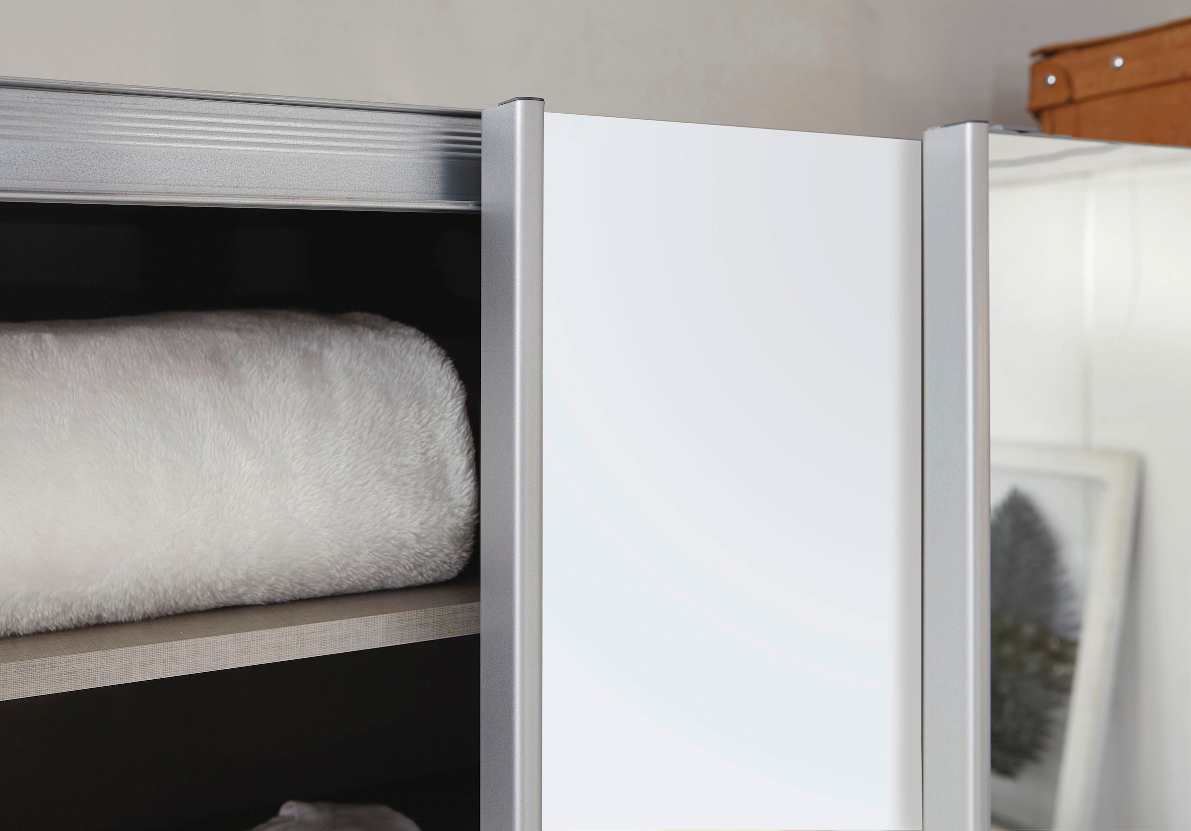 INOSIGN BY RAUCH Schwebetürenschrank »Kleiderschrank Schrank Garderobe Schlafzimmerschrank THANOS«, (in 3 verschiedenen Ausstattungen BASIC/CLASSIC/PREMIUM), Optional mit Spiegel, Metall-Griffleisten alufarben MADE IN GERMANY