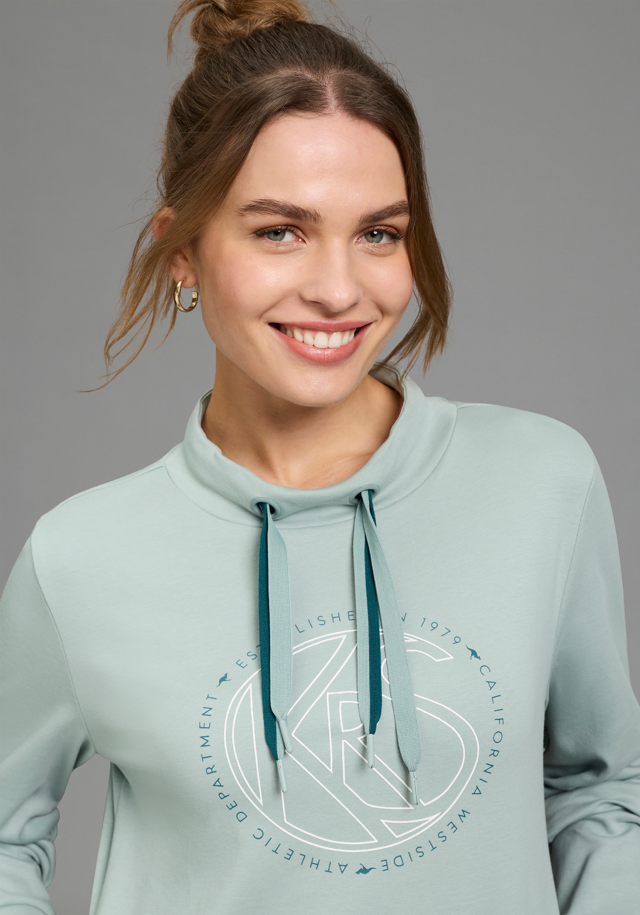 KangaROOS Sweatshirt , mit Metalllabel, hüftbedeckende Länge, auch in großen Größen
