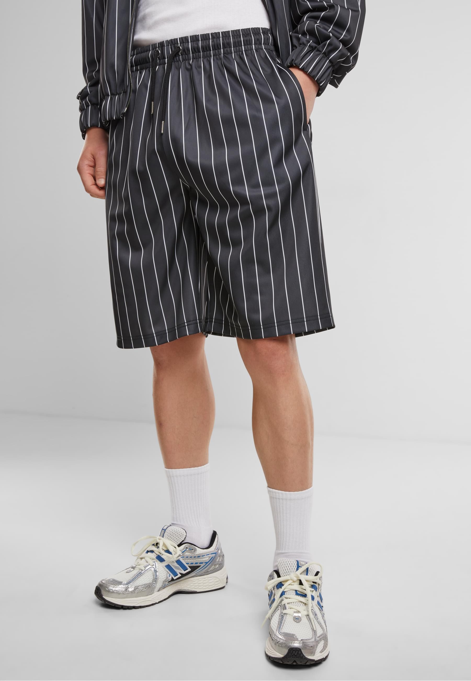 URBAN CLASSICS Shorts »Urban Classics Pinstripe Trackshorts«, (1 tlg.)
