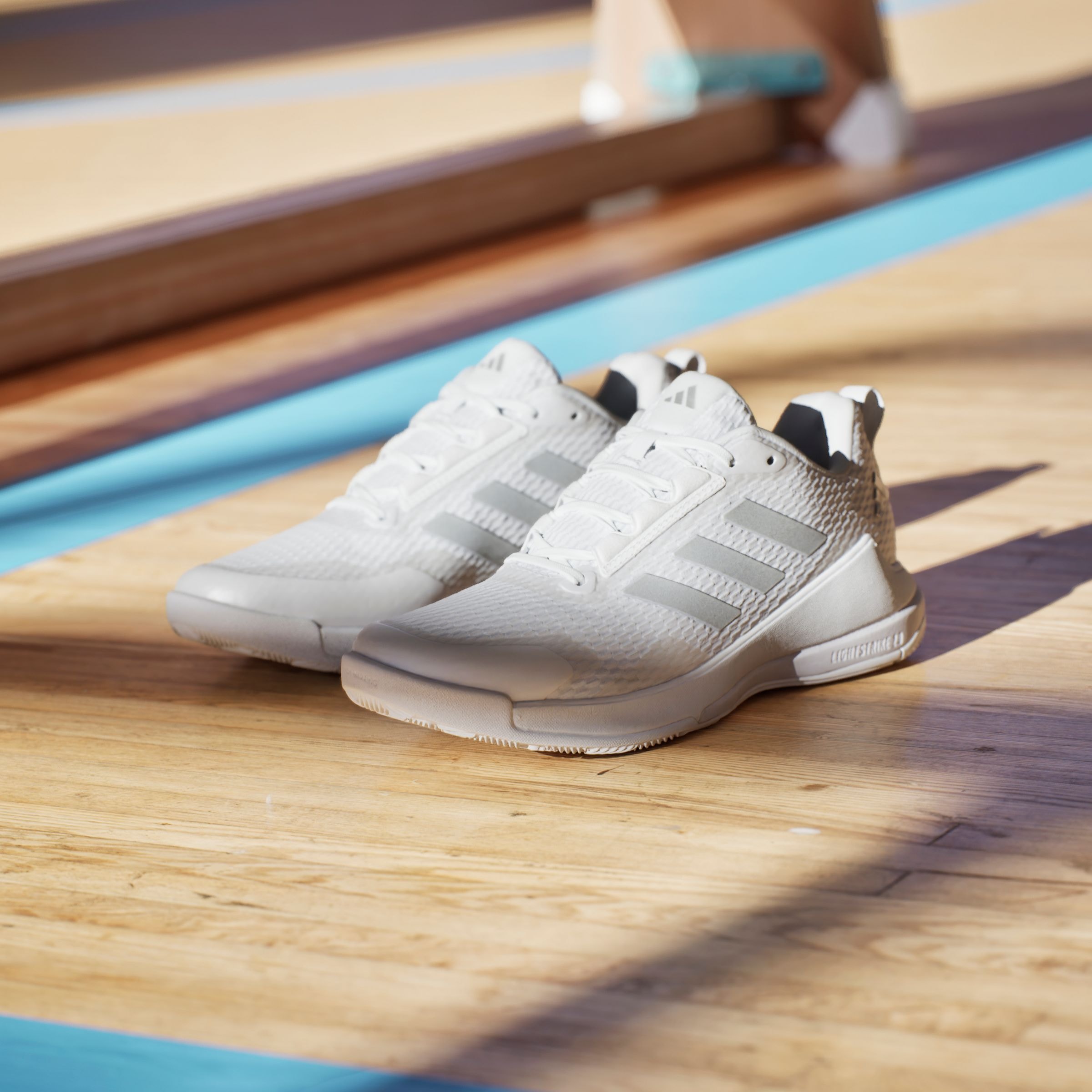 adidas Performance Hallenschuh »NOVAFLIGHT 2 INDOOR«, besonders geeignet für Volleyball und Basketball