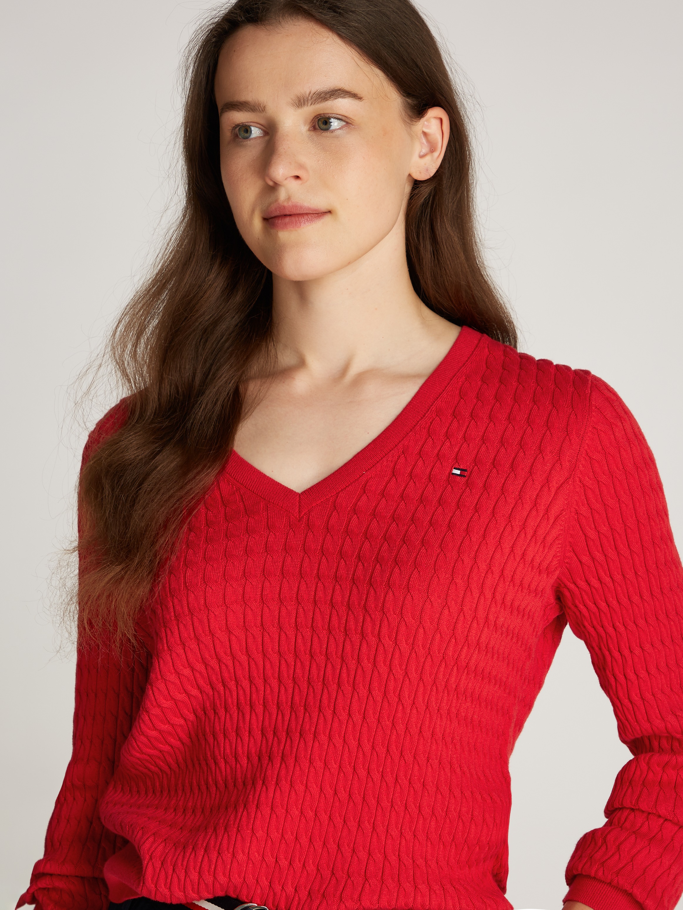 Tommy Hilfiger V-Ausschnitt-Pullover »CO CABLE V-NK LS SWT«, mit Zopfmuster, Logostickerei