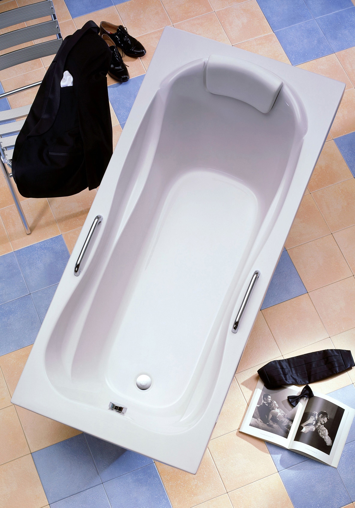 OTTOFOND Badewanne »Jamaica«, (5 tlg.), mit Fußgestell, Ablaufgarnitur, Nackenkissen und Griffe