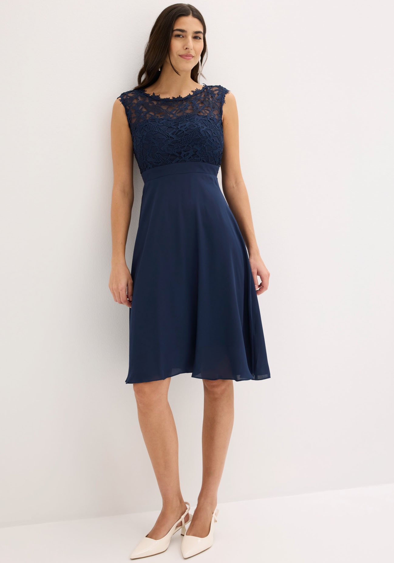 bonprix Minikleid "Minikleid mit Spitze" 1 tlg. für besondere Anlässe, aus Polyester, taillierte Passform