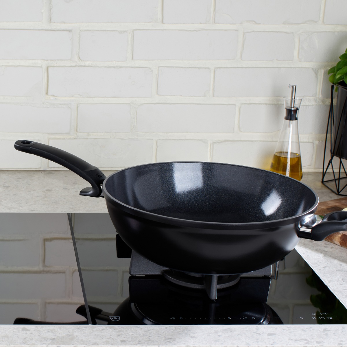 Fissler Wok »Ceratal® Orbit Black«, Aluminium, (1 tlg.), gesünderes Kochen mit Antihaft-Effekt, hergestellt ohne PFAS/PTFE