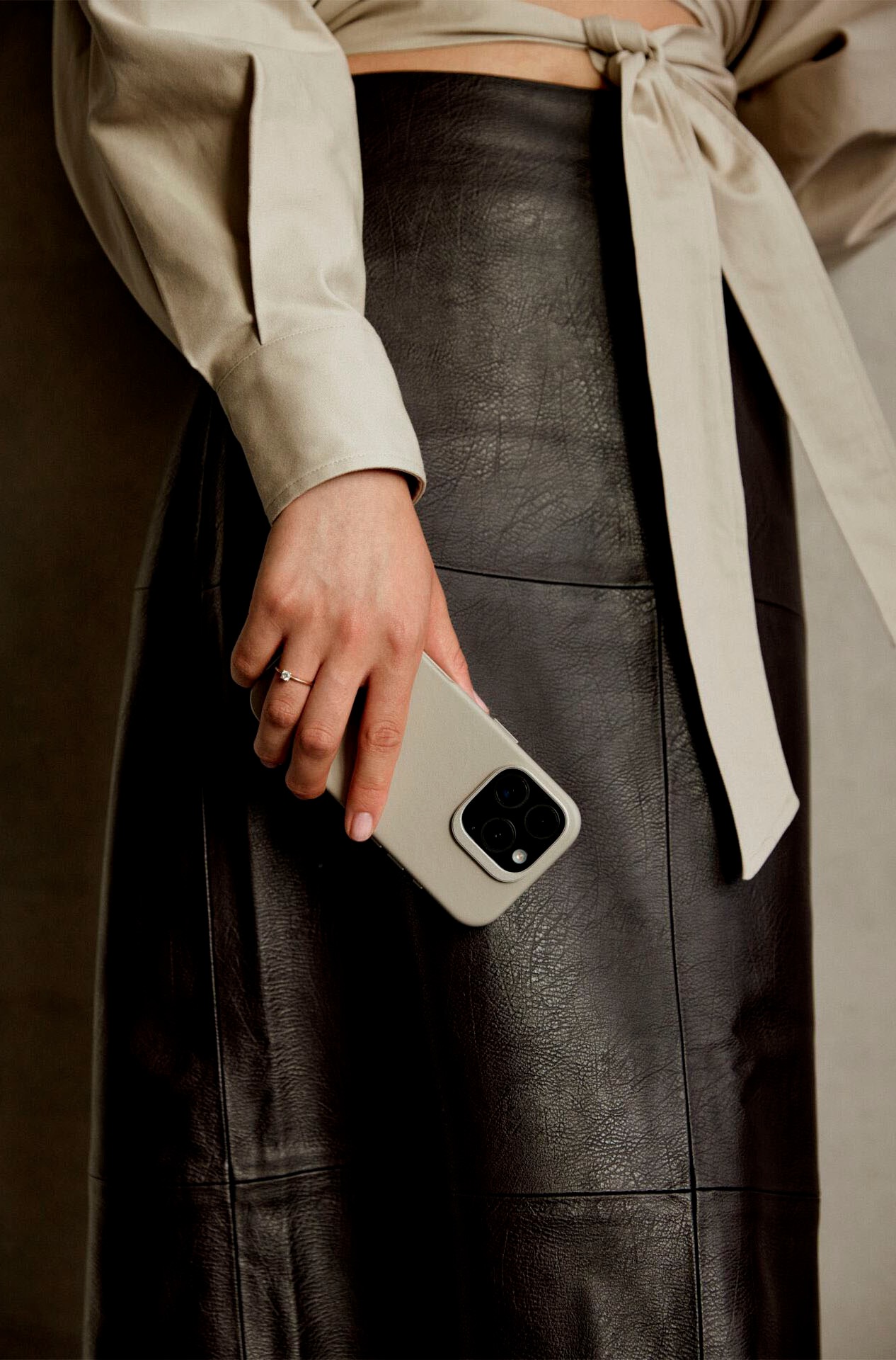 DECODED Smartphone-Hülle »AntiMicrobial Silicone Backc. iPhone 16 Pro«, Smartphones