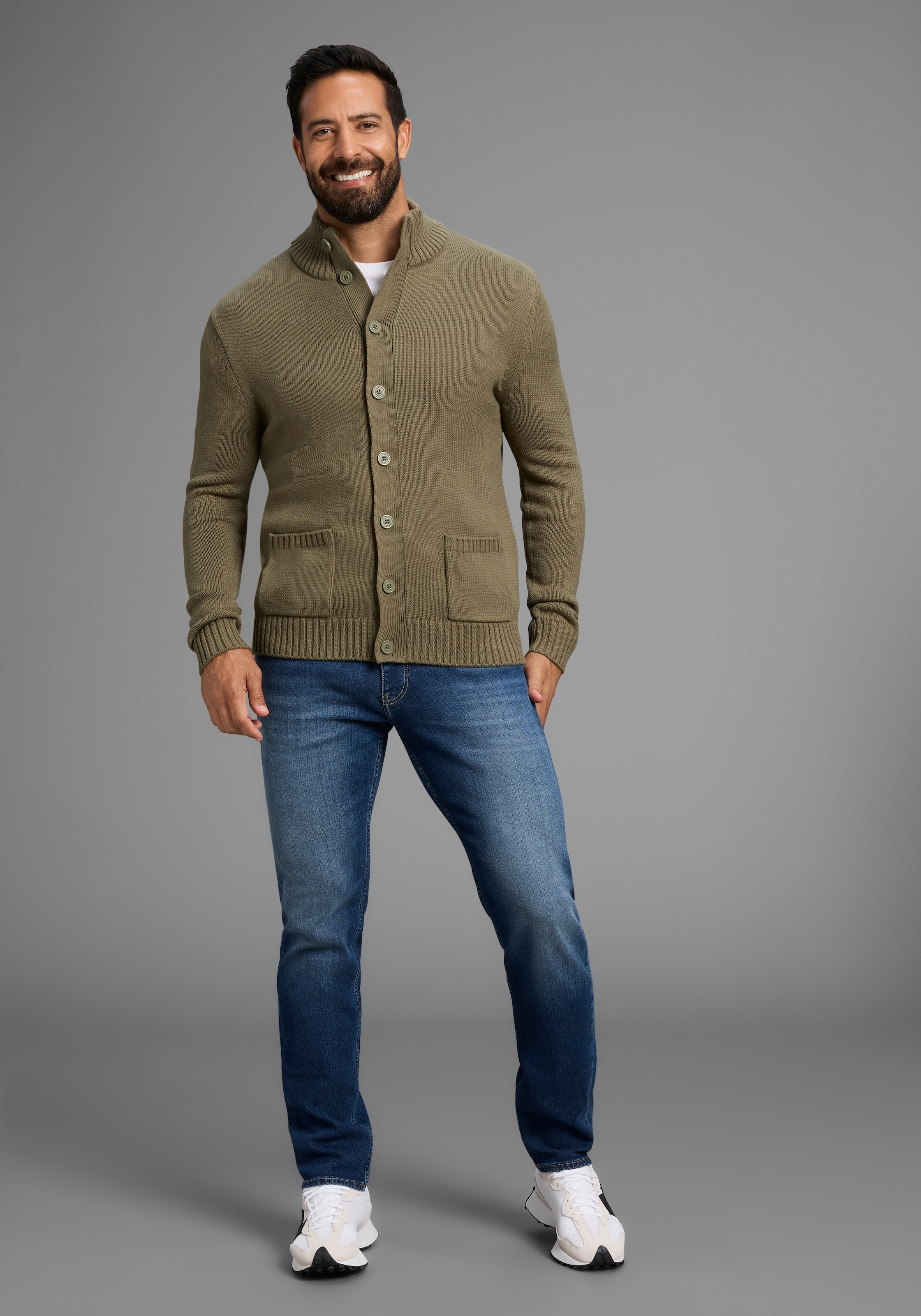 Man's World Strickjacke »Neue Kollektion! Highlight mit Knöpfen& Taschen« mit Stehkragen,weicher Griff, Perfekt für die kältere Jahreszeit