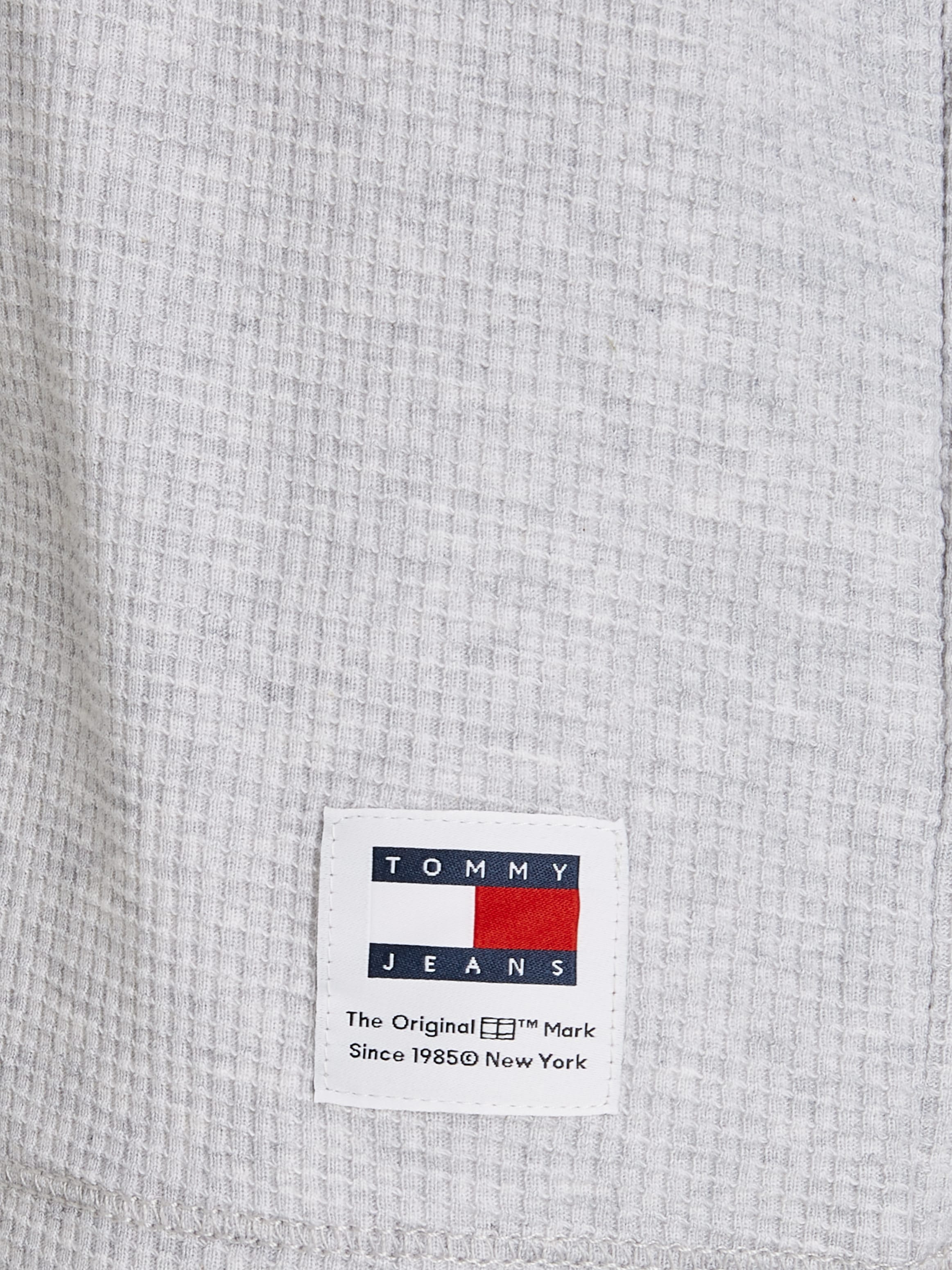 Tommy Jeans Langarmshirt »TJM REG LS WAFFLE TEE«, mit Markenlabel am Bund