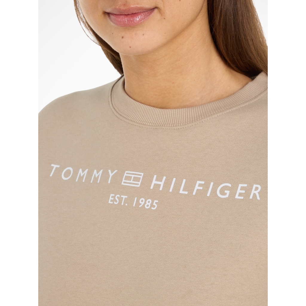 Tommy Hilfiger Sweatshirt »MDRN REG CORP LOGO C-NK SWTSHRT«, im hüftlangen Schnitt, Tommy Hilfiger Logoschriftzug mit Flag-Frame