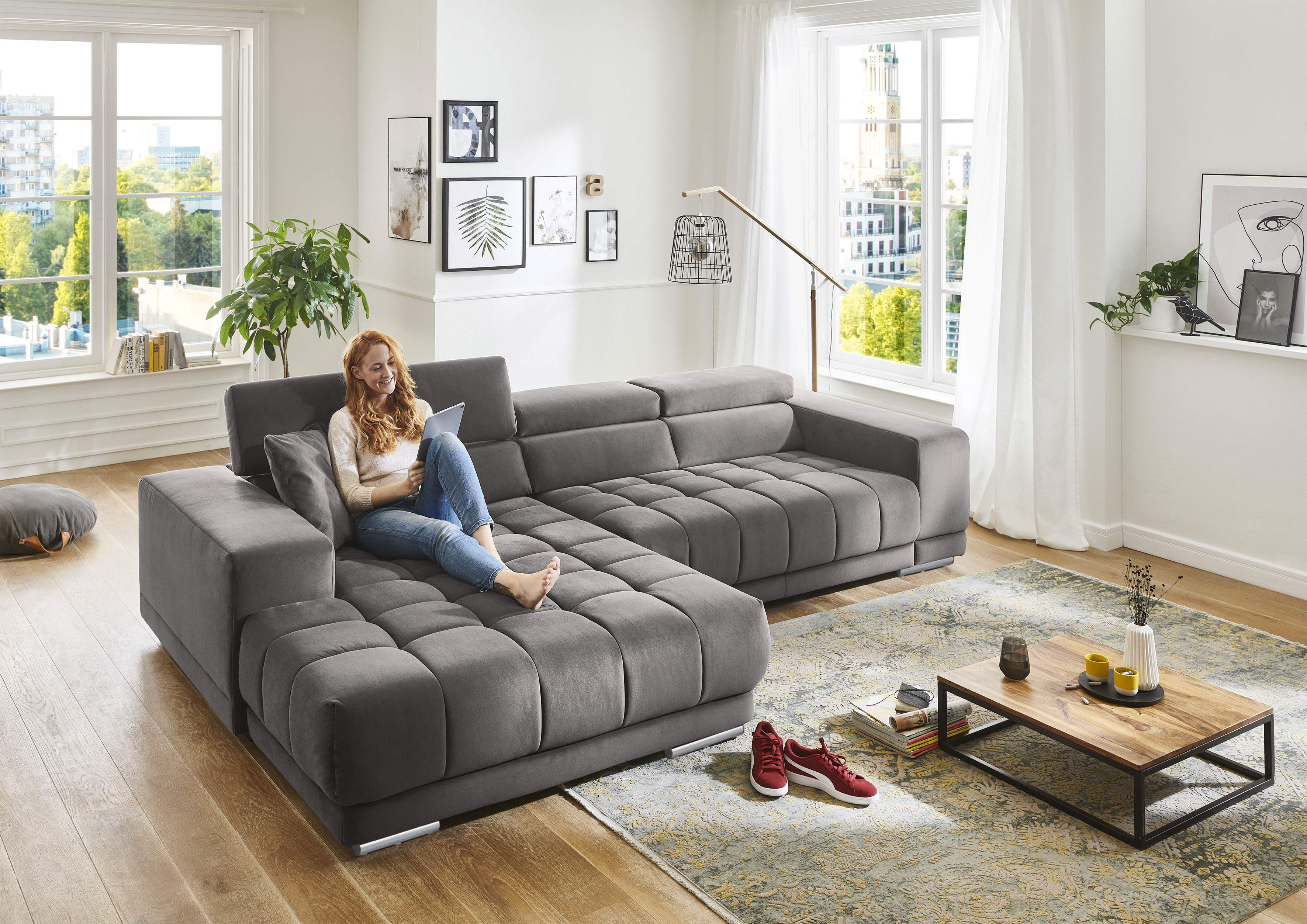 Die PlanBar Ecksofa "MP-IN15053 L-Form extra breiter Schenkel" wahlweise mit Kopfteilverstellung und manueller Vorziehbank