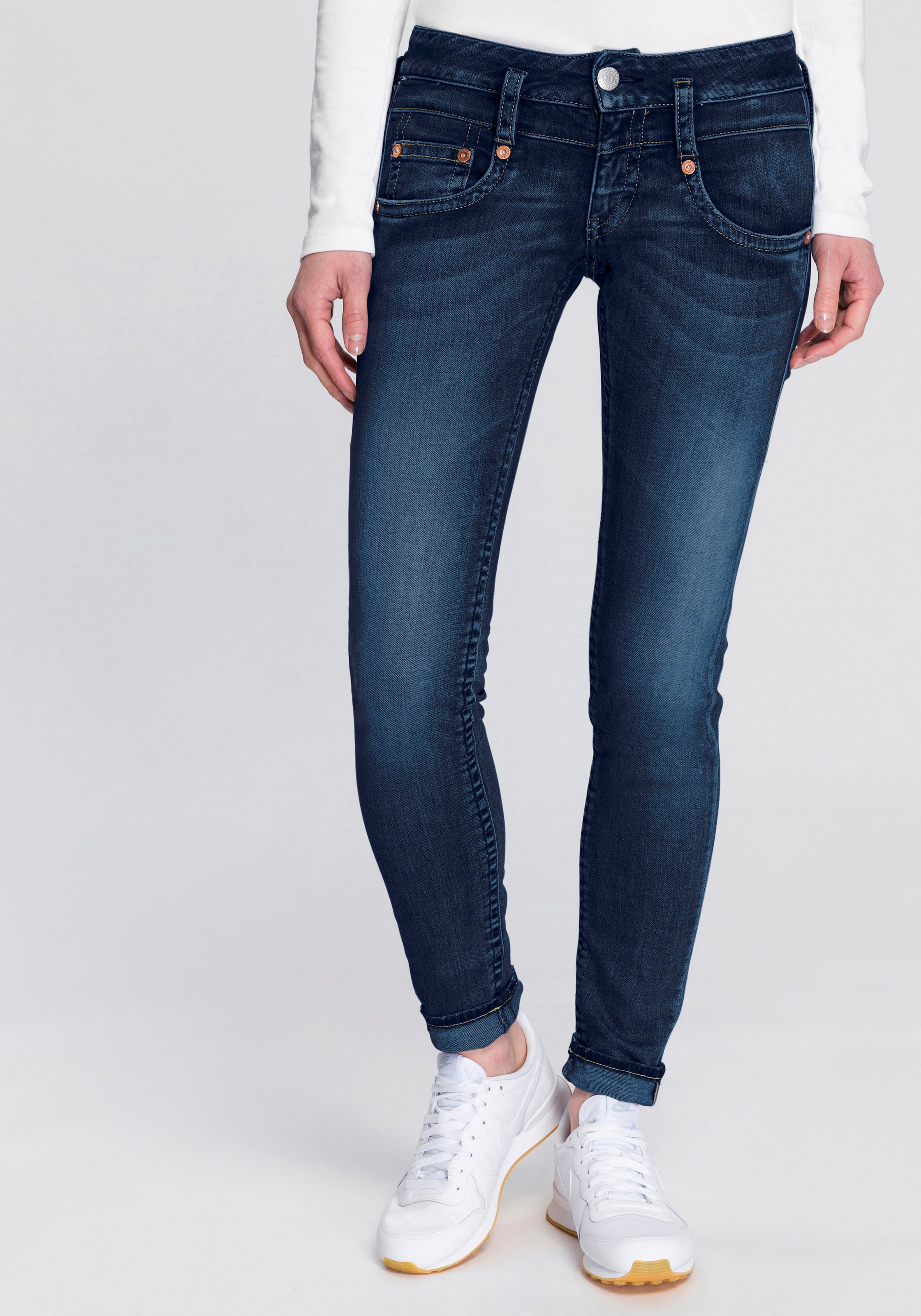 Herrlicher Slim-fit-Jeans »PITCH SLIM REUSED DENIM«, mit Badge