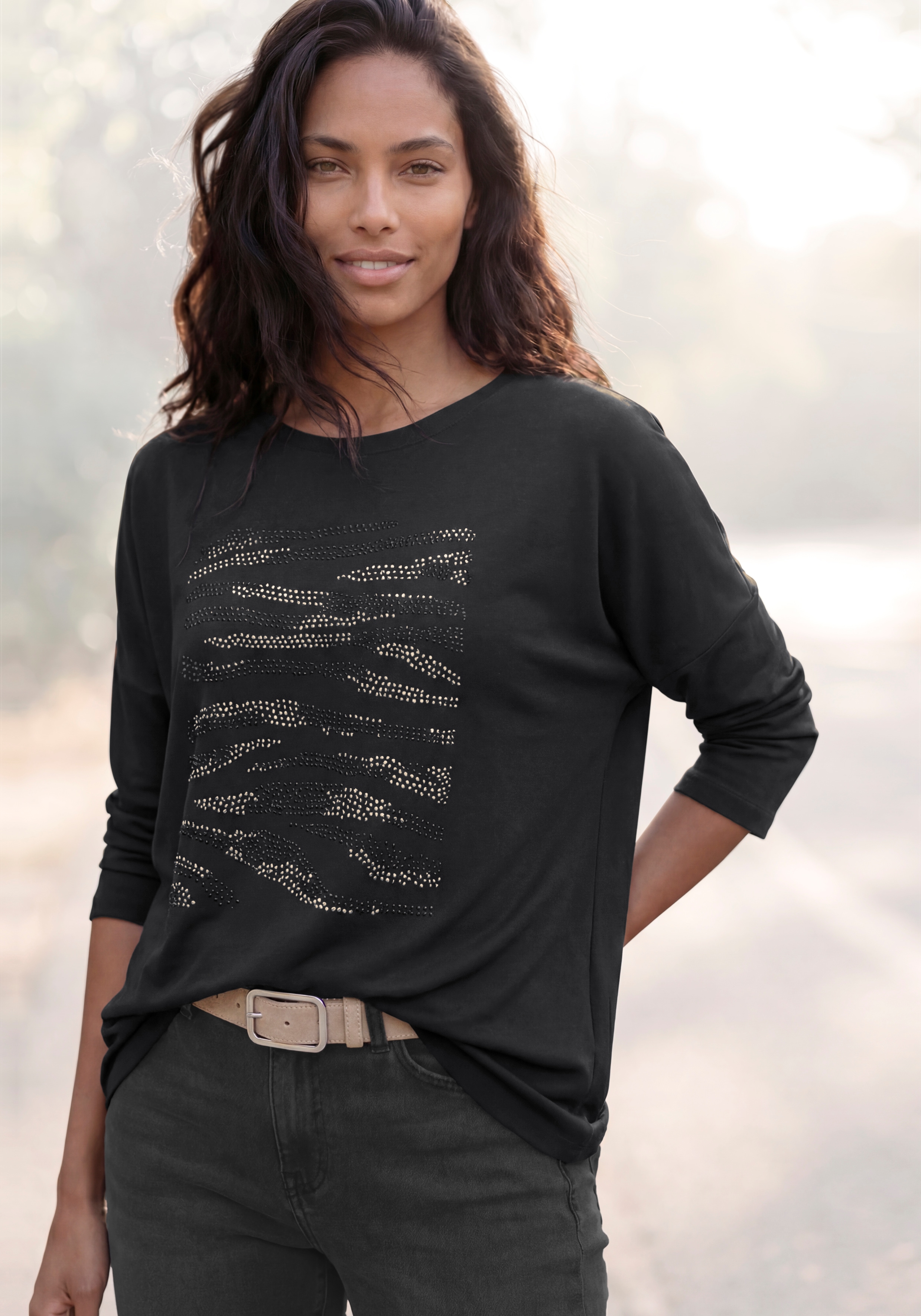 LASCANA 3/4-Arm-Shirt "mit Strass-Dessin" aus sommerlicher French Terry-Qualität aus Viskose