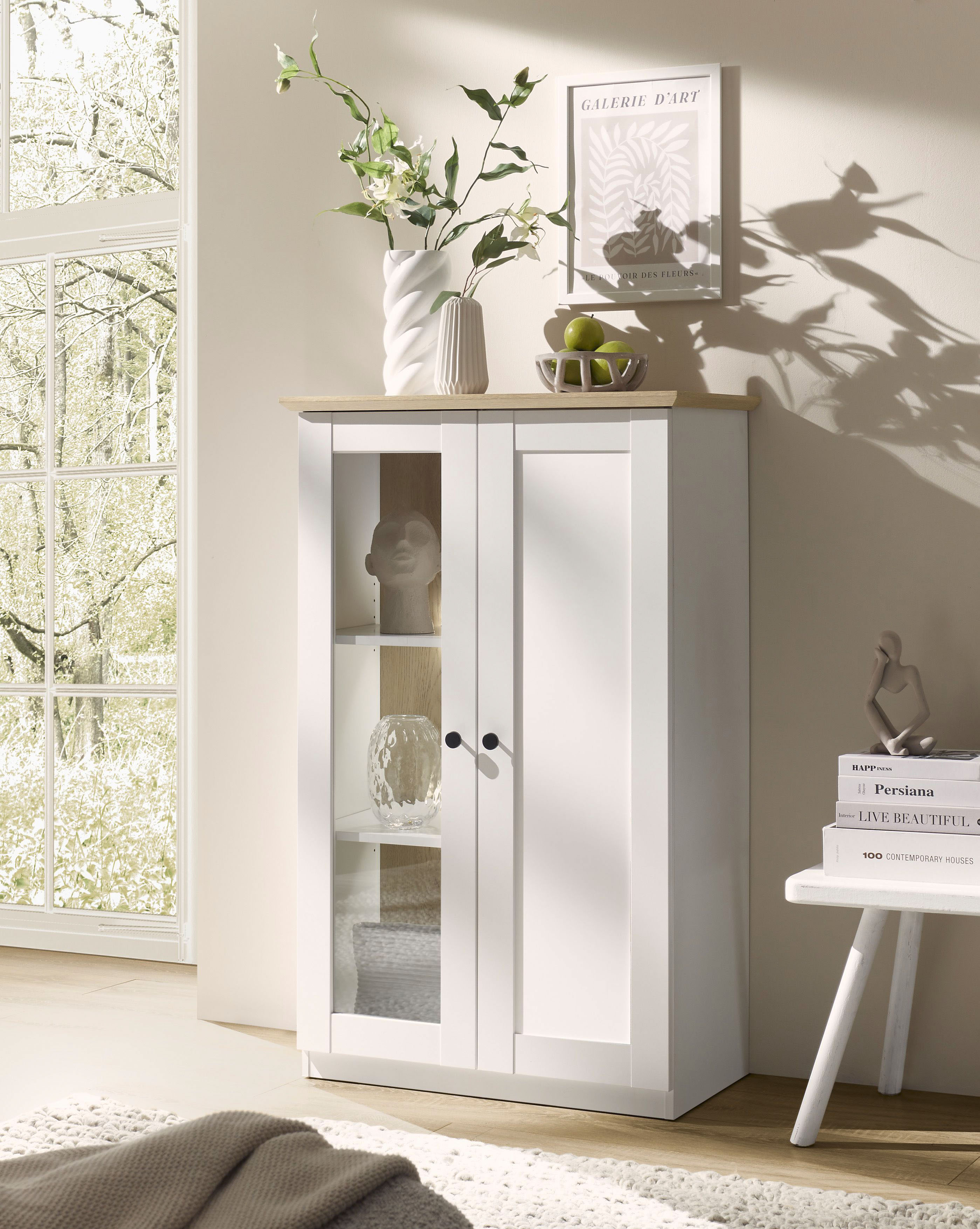 OTTO home Vitrine "Brest, Standvitrine im Landhausstil, Glasvitrine, Vitrinenschrank" schwarze Metallgriffe, ausreichend Stauraum, Glastür, 123 cm hoch