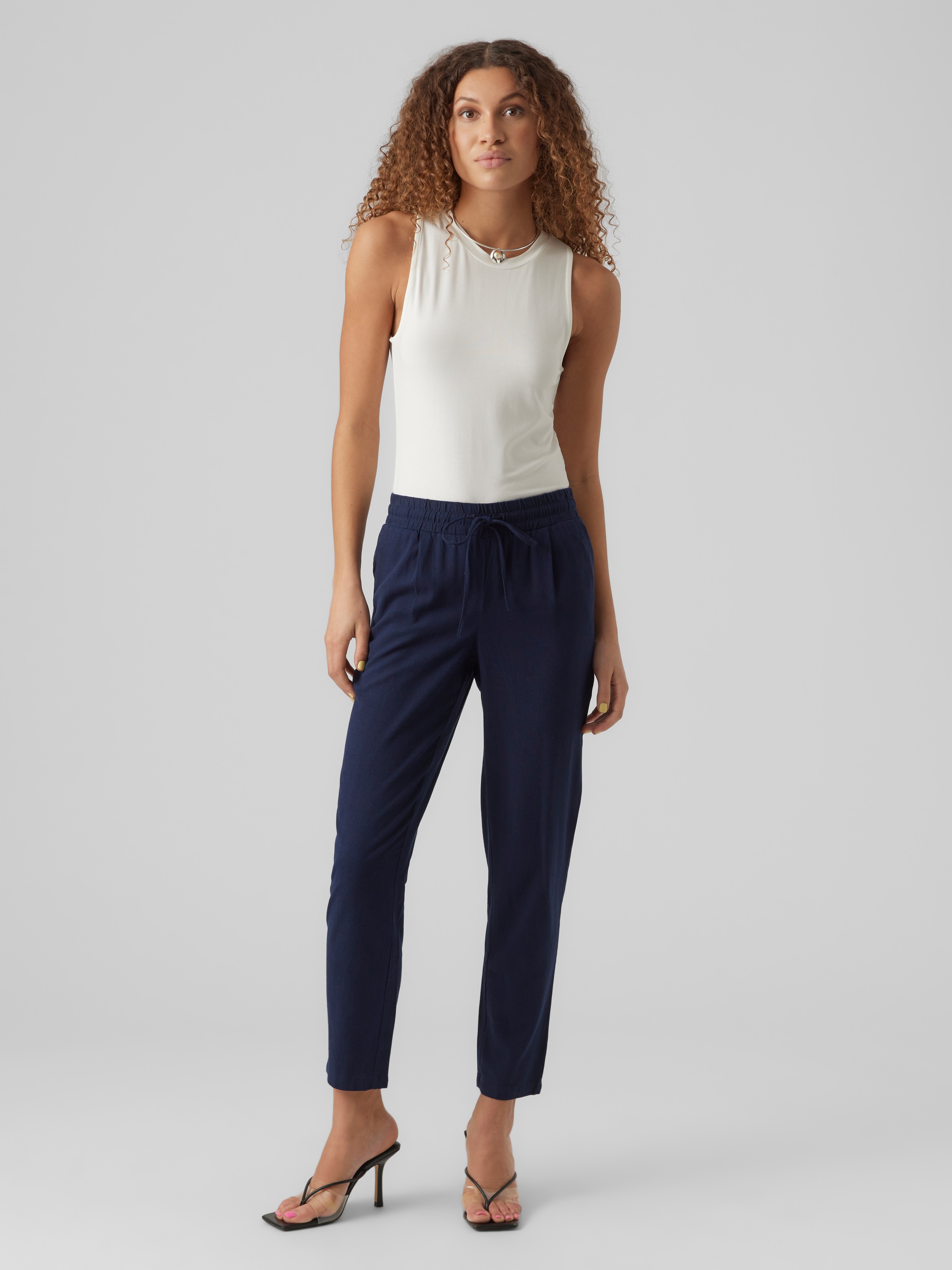 Thumbnail - Vero Moda Schlupfhose "VMJESMILO MW ANKLE PANTS WVN NOOS" mit Leinen, elastisches Bündchen und Kordelzug