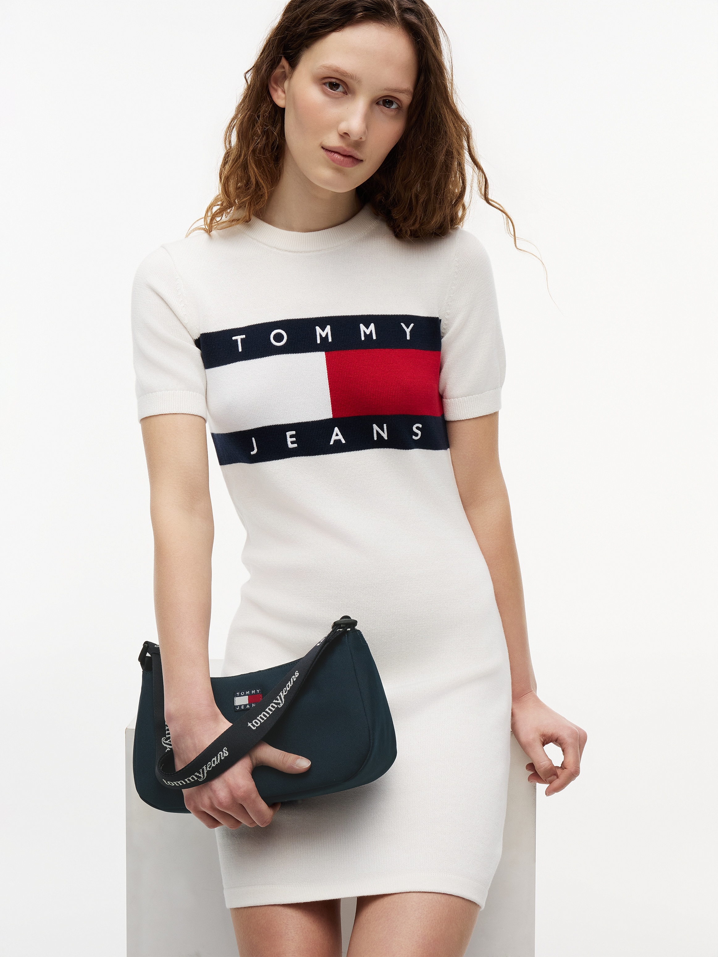 Tommy Jeans Schultertasche »TJW ESS DAILY SHOULDER BAG« Damen Handtasche, Umhängetasche mit Logoschriftzug auf dem Riemen