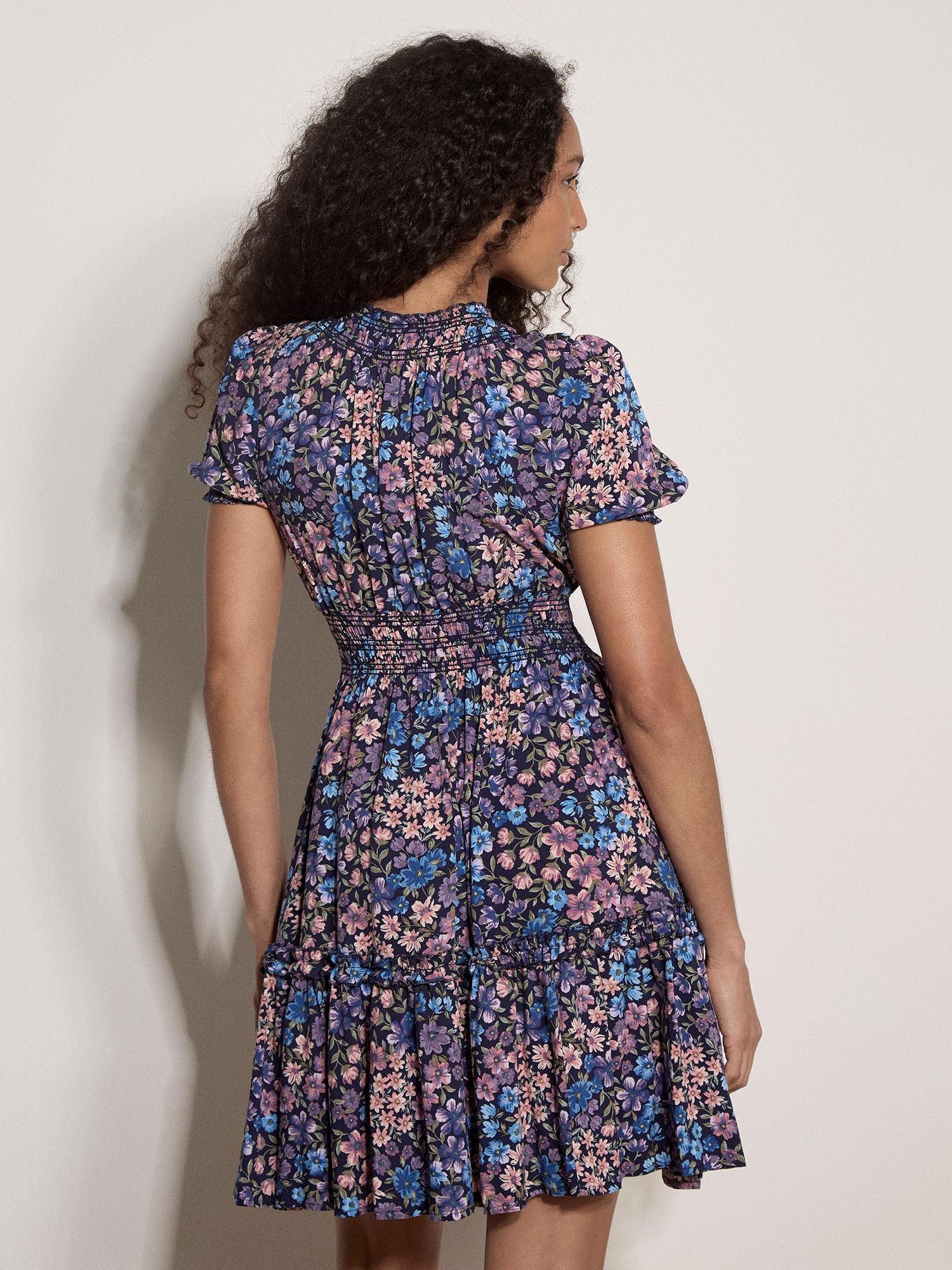 Apricot Minikleid »Mini-Kleid mit Blumenmuster und Wickelausschnitt« mit Smokdetails
