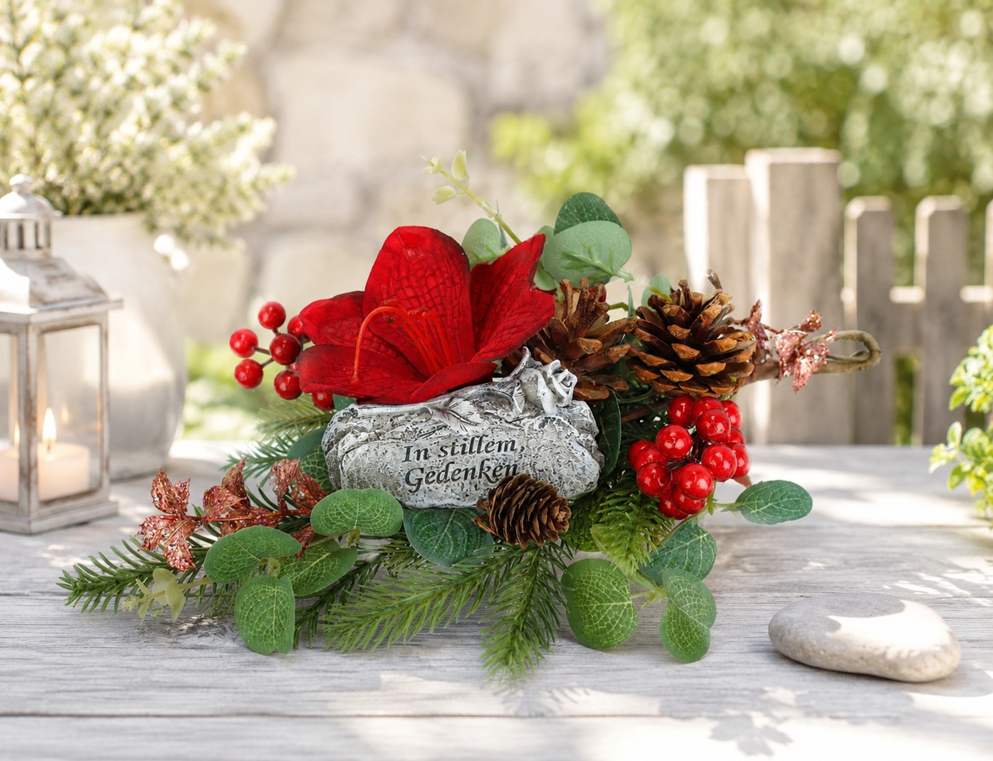 OTTO home Kunstblume »Tannen-Aufleger mit Amaryllis und Gedenkstein« Florales Arrangement mit roter Amaryllis, Beeren und Zapfen