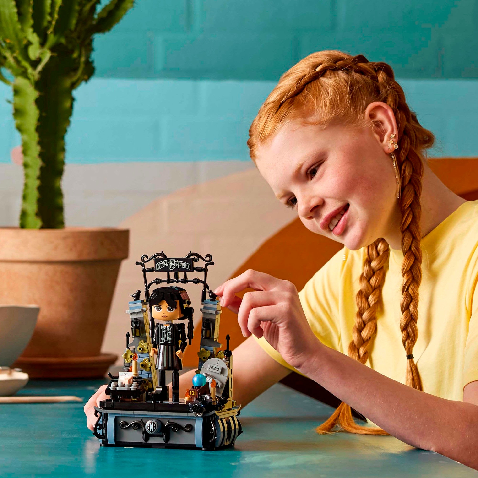 LEGO® Konstruktionsspielsteine »Wednesday Addams Baufigur (76780), LEGO Wednesday«, (702 St.), Made in Europe