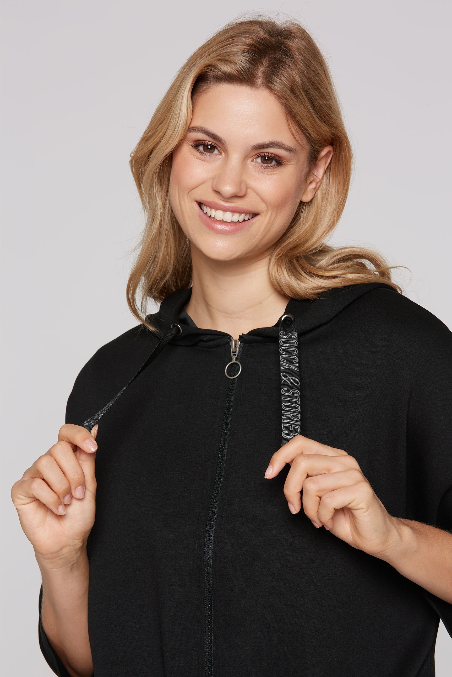 SOCCX Kapuzensweatjacke, mit überschnittenen Schultern