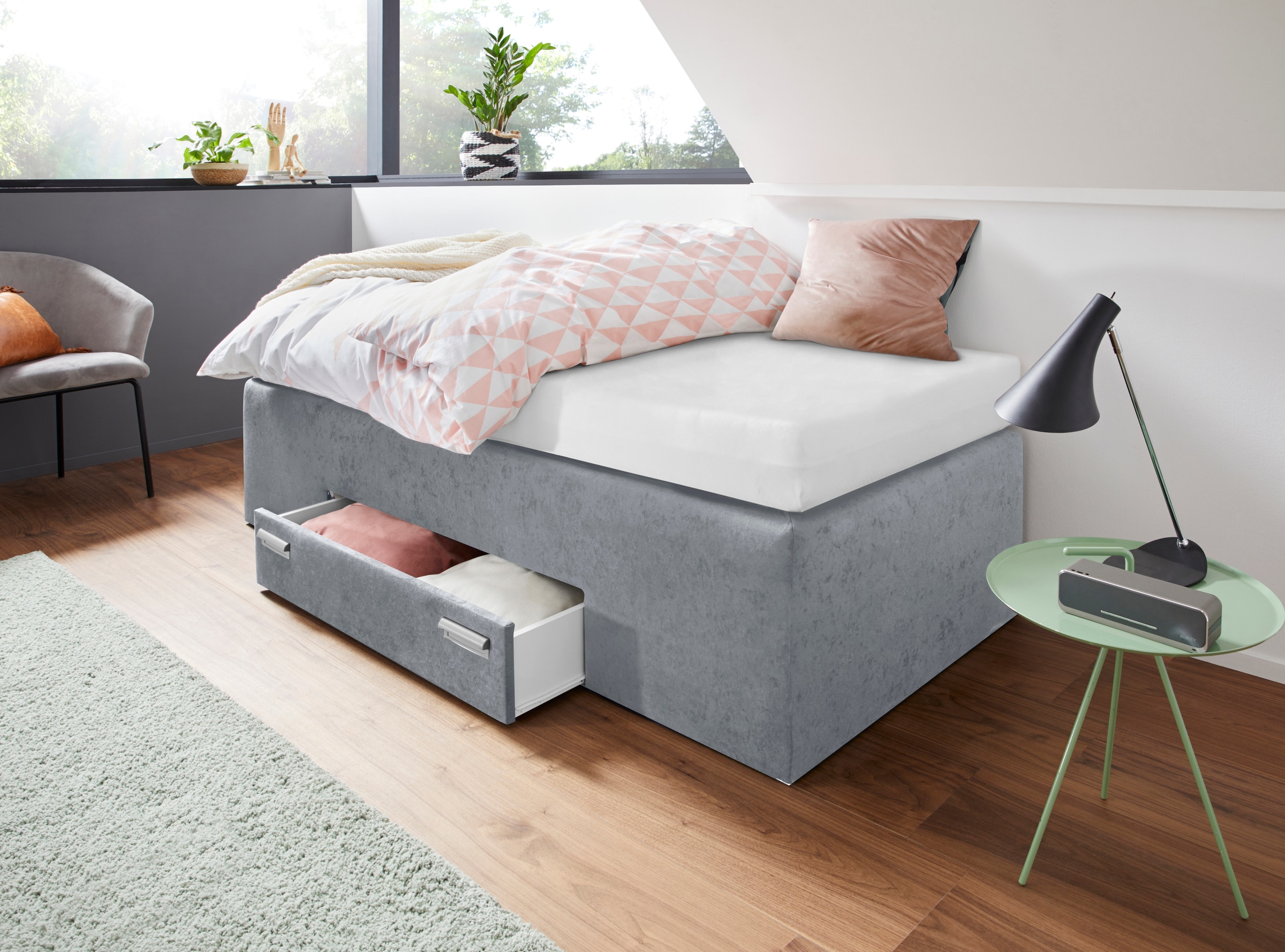 Boxspringbett, mit integrierter Schublade, frei im Raum stellbar