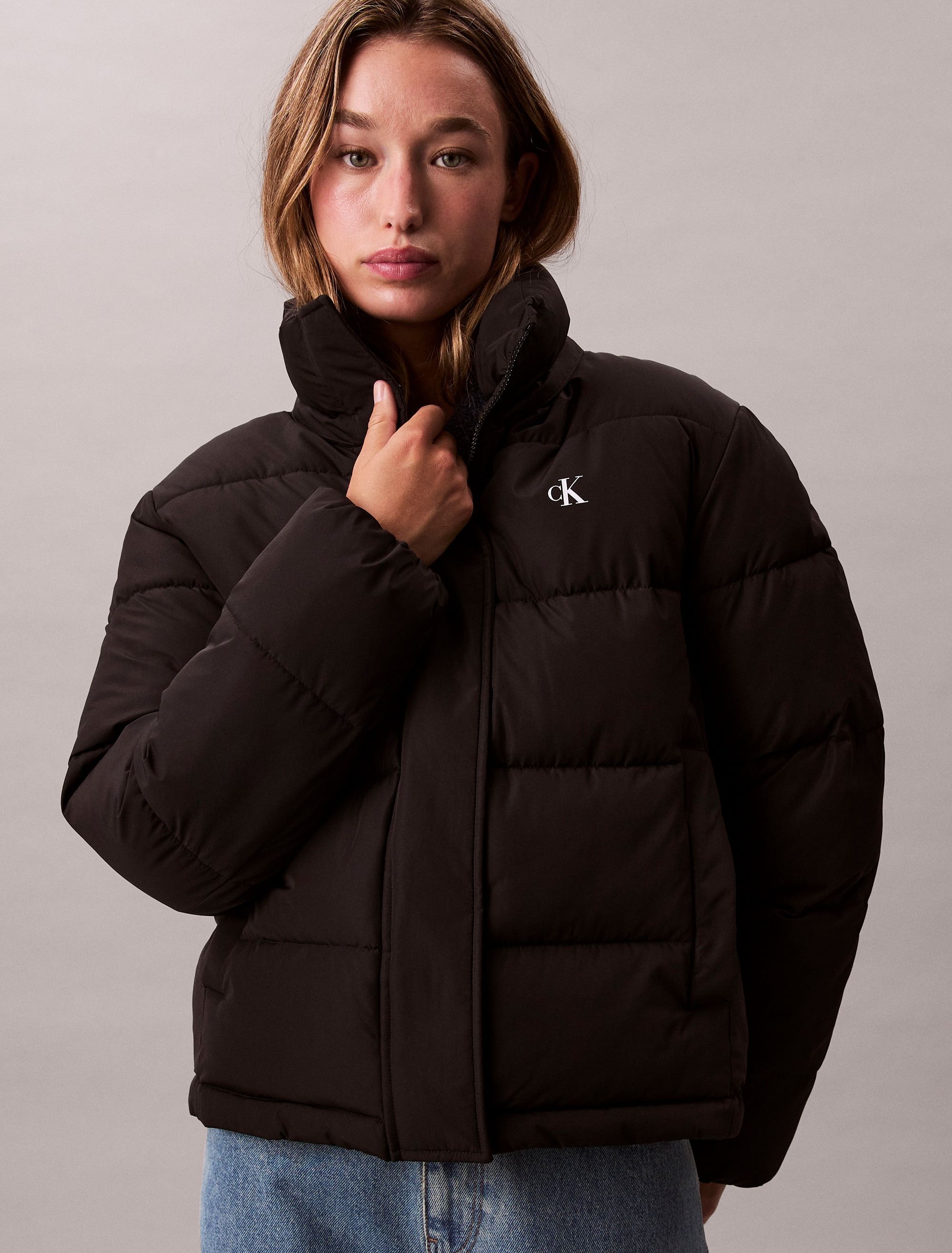 Calvin Klein Jeans Steppjacke »MATTE MONOLOGO MW SHORT PUFFER«, mit Kapuze, Mit Rundhalsausschnitt, regular fit