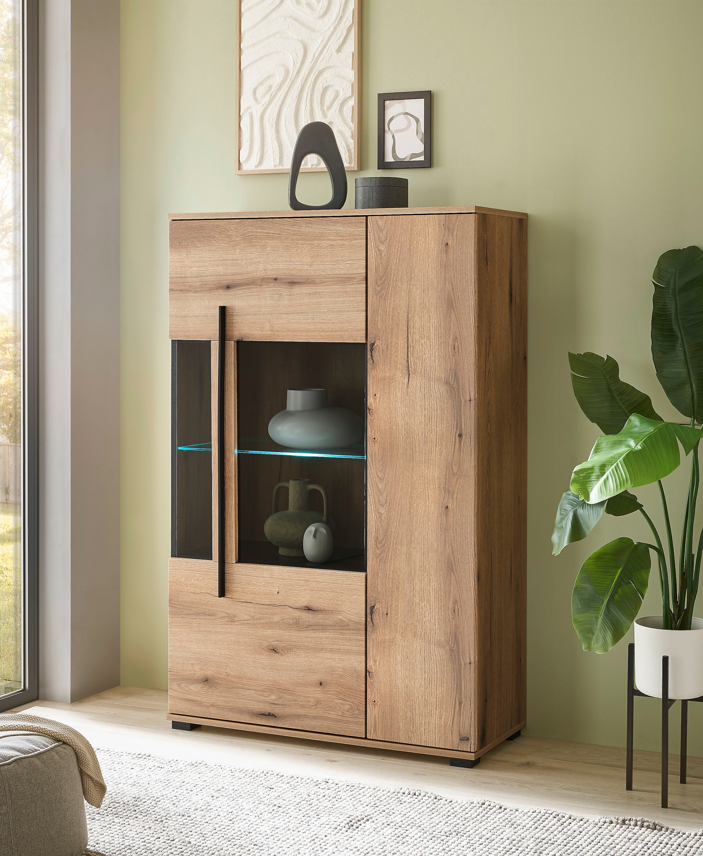 INOSIGN Vitrine »Cantara, Vitrinenschrank in Eiche Evoke oder weiß, Standvitrine«, schwarzer Stangengriff, ausreichend Stauraum, vielseitig einsetzbar