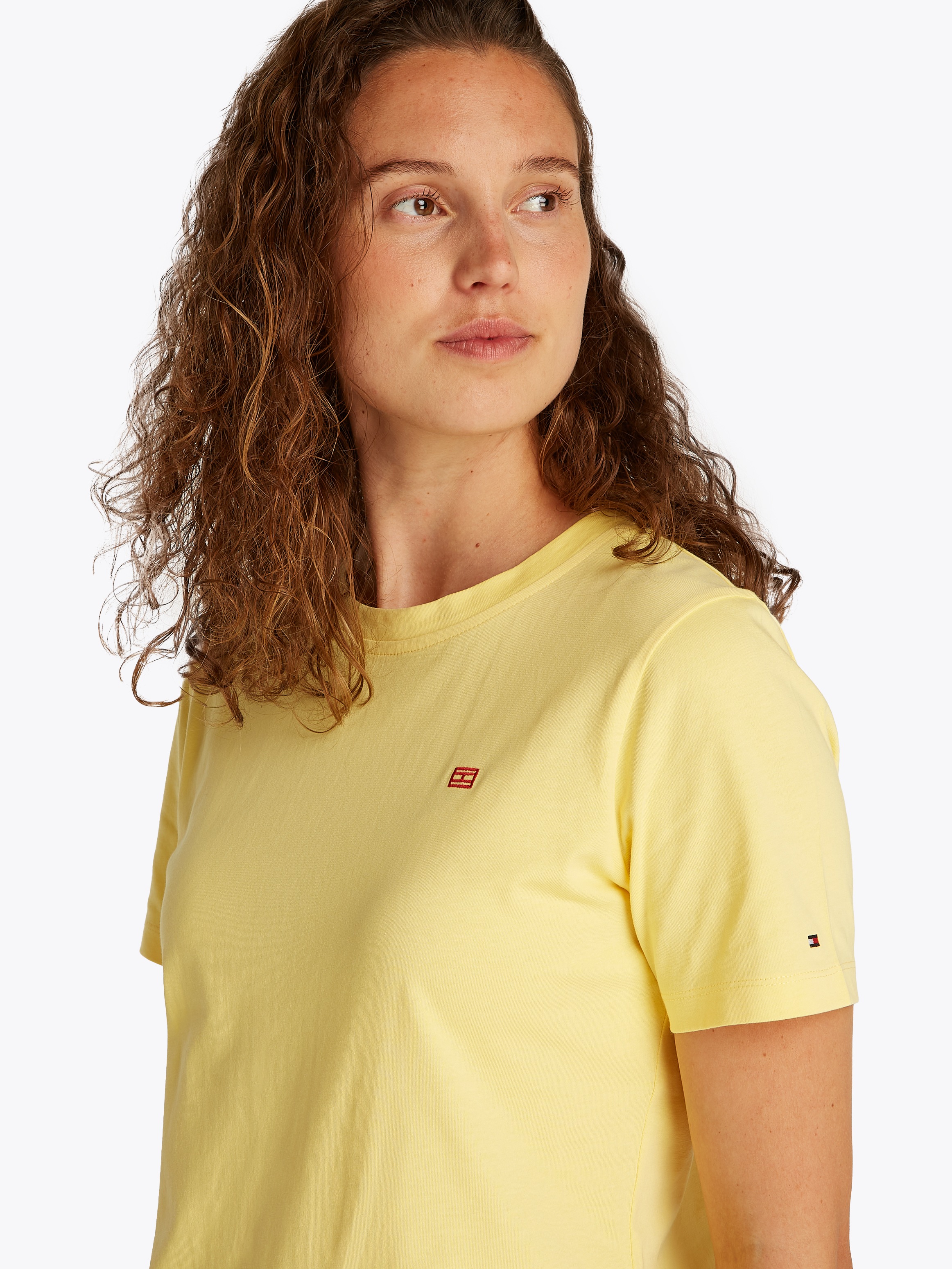 Tommy Hilfiger T-Shirt »REG CONTRAST FLAG SS TEE«, mit Logostickerei
