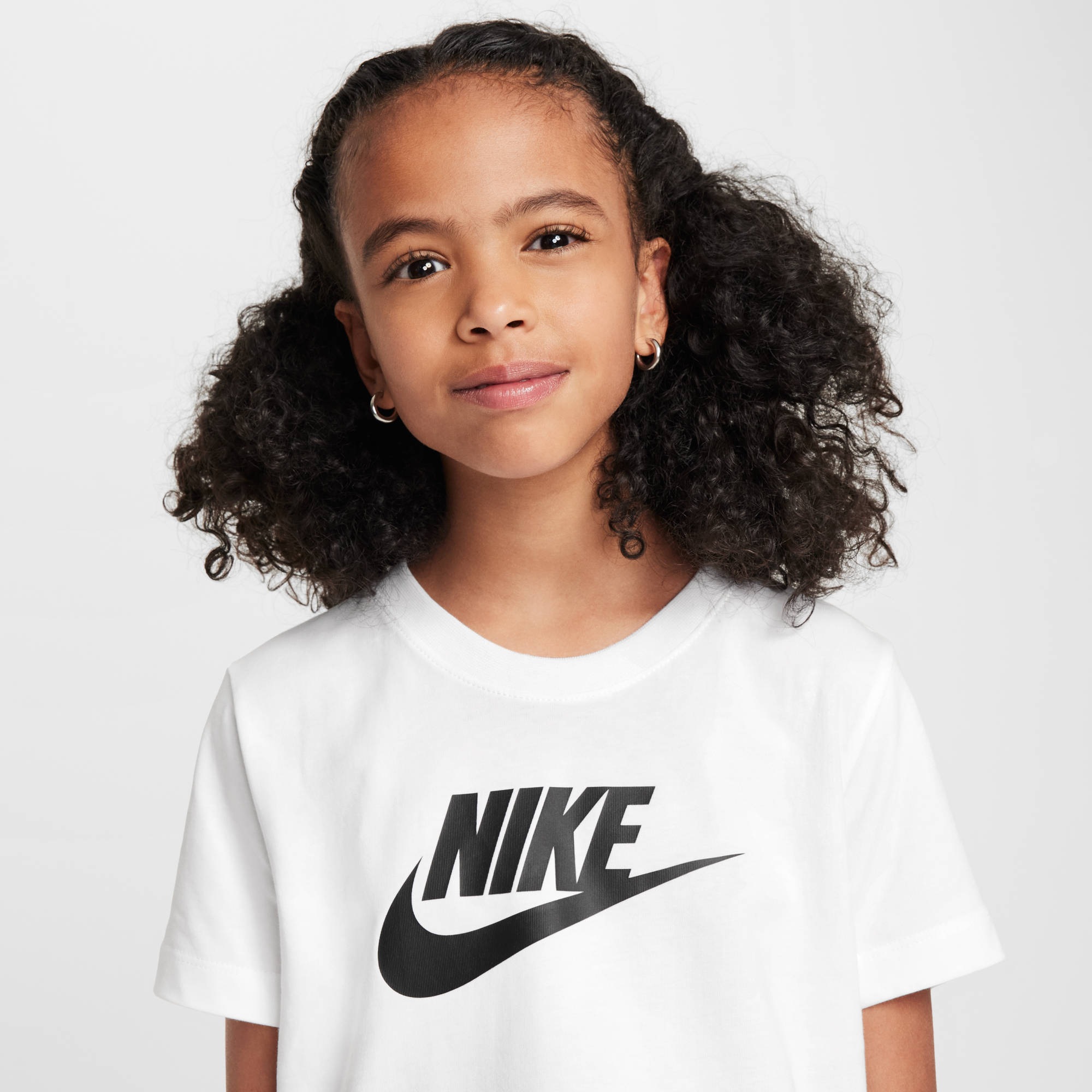 Thumbnail - Nike Sportswear Laufshirt "Nike Sportswear Big Kids (Girls) Cropped T-Shirt" 1 Stk.