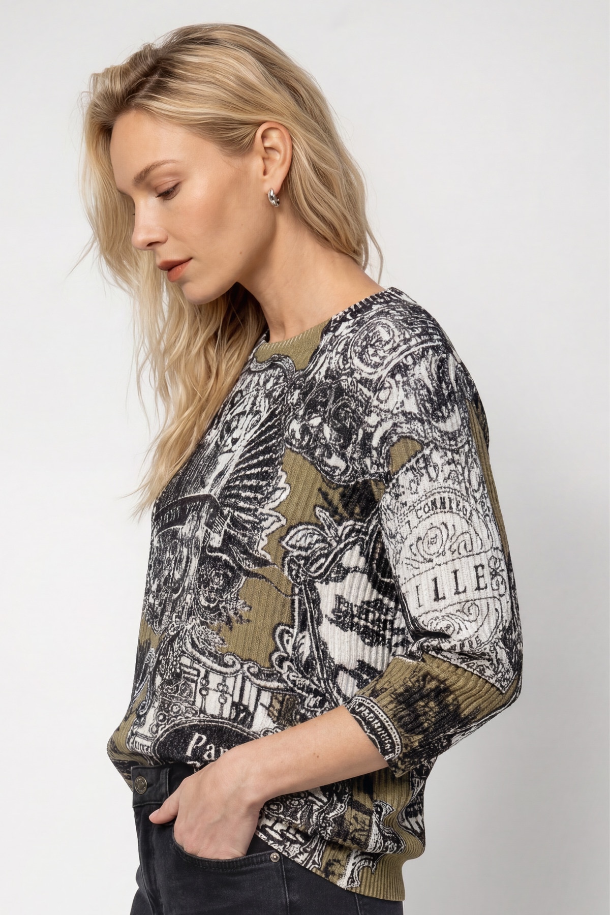 Monari Strickpullover »Pullover Emblemdruck allover« Regular fit mit Emblemdruck