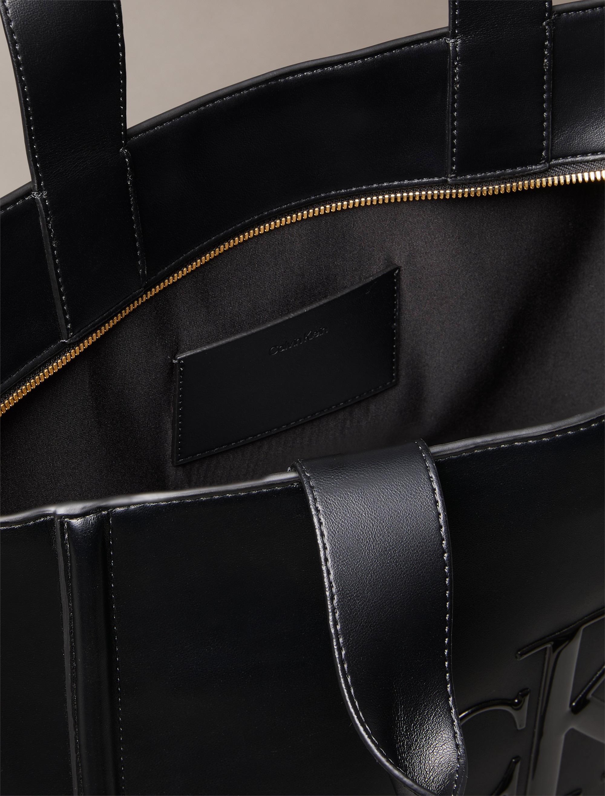 Calvin Klein Tragetasche »RAISED CK MEDIUM TOTE«, Damen Henkeltasche, Schultertasche mit großem CK-Logo