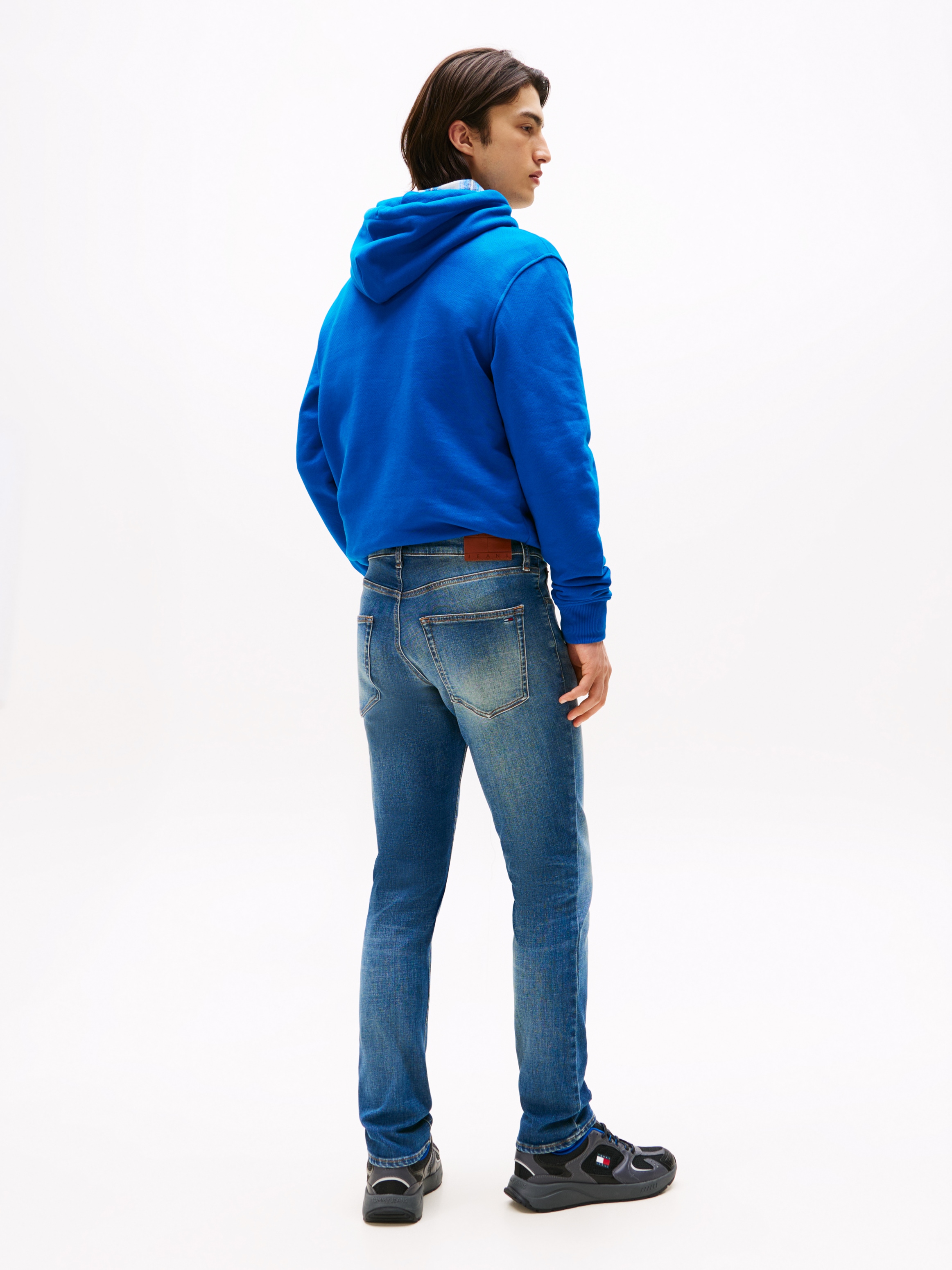 Tommy Jeans Gerade Jeans »Scanton Slim«, Mit Markenlabel aus Leder hinten