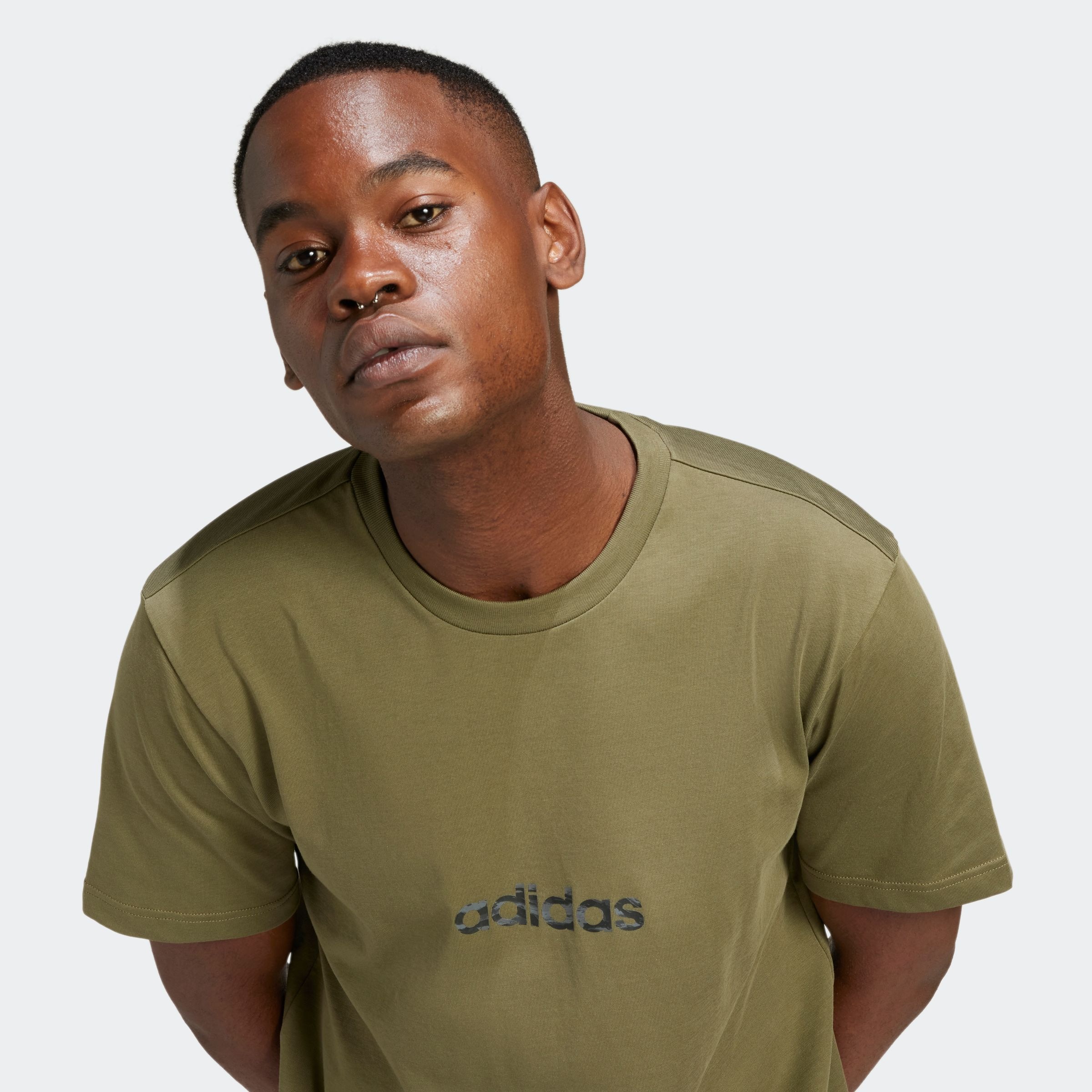 Thumbnail - adidas Sportswear T-Shirt "CAMO LINEAR GRAPHIC" sportlicher Stil, kurzärmlig, Military-Style Design, aus Baumwolle