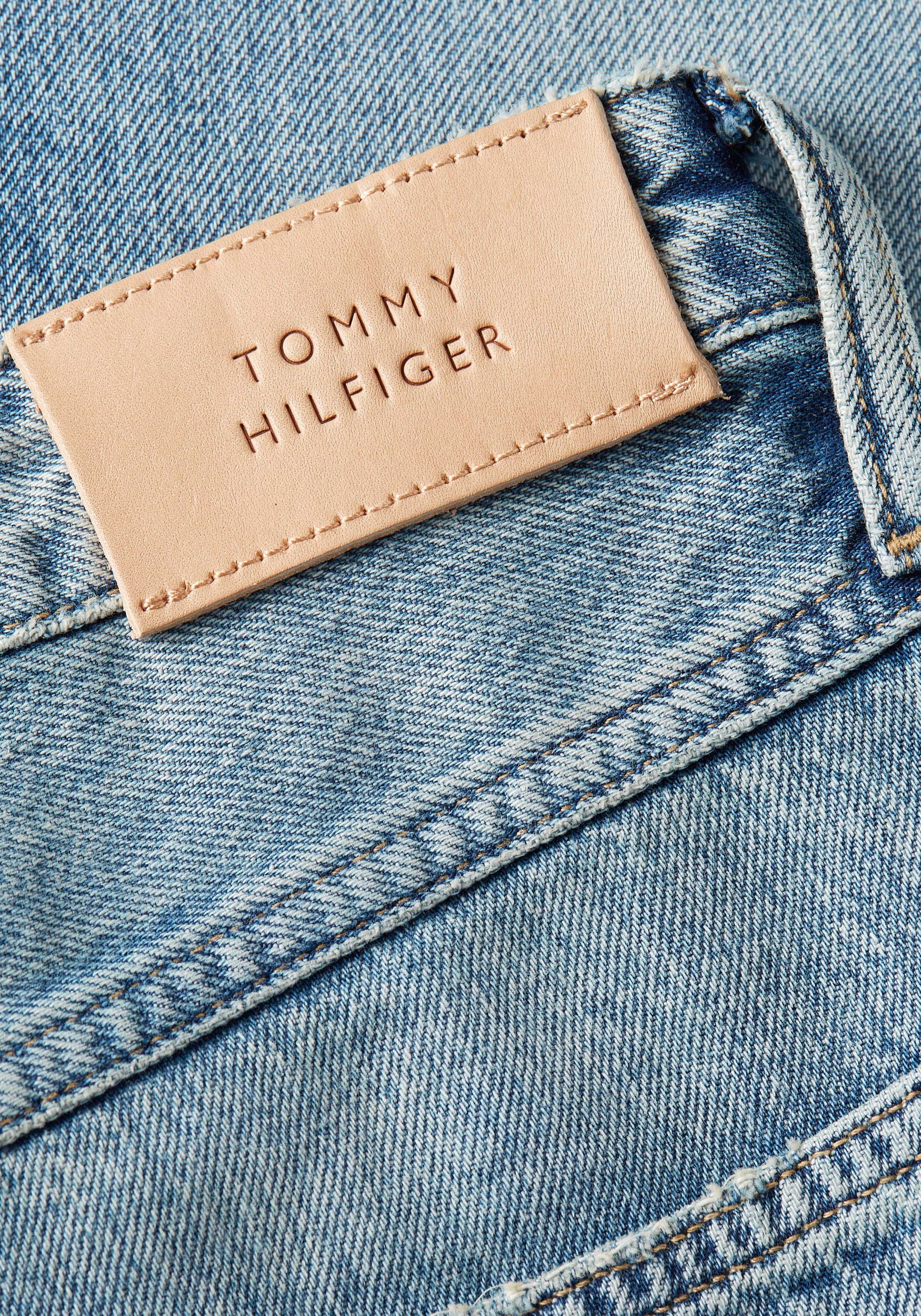 Straight-Jeans »CLASSIC STRAIGHT HW Hilfiger A online Tommy Logostickerei WRN«, bestellen BAUR mit | MIO