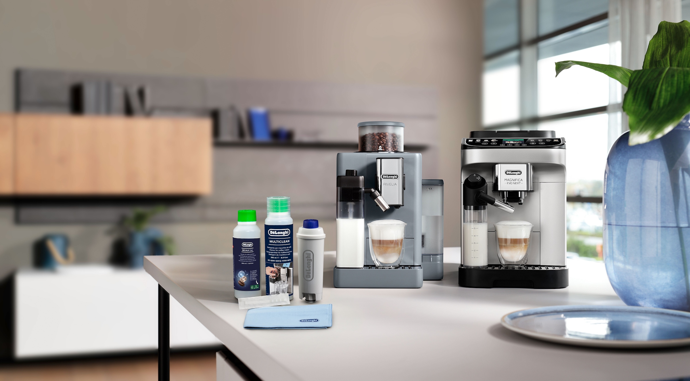 De'Longhi Pflegeset »DLSC306 Original, für Kaffeemaschinen & Kaffeevollautomaten« EcoMulticlean 250ml, EcoDecalk 200ml, Wasserfilter, Mikrofasertuch