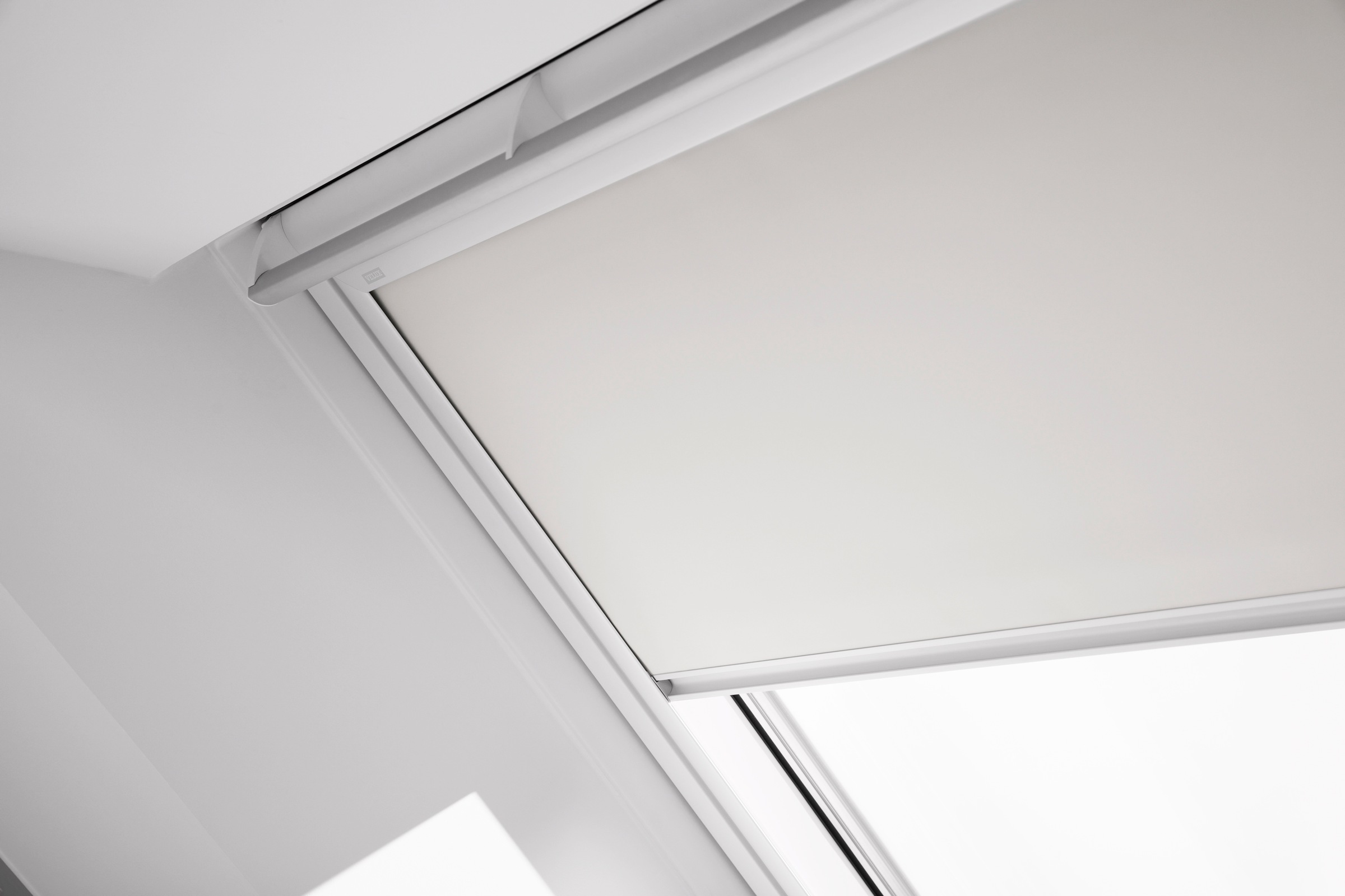 VELUX Verdunklungsrollo »DKL CK06 1025SWL«, verdunkelnd, Verdunkelung, ohne Bohren, in Führungsschienen, weiße Führungsschienen & Griffleiste
