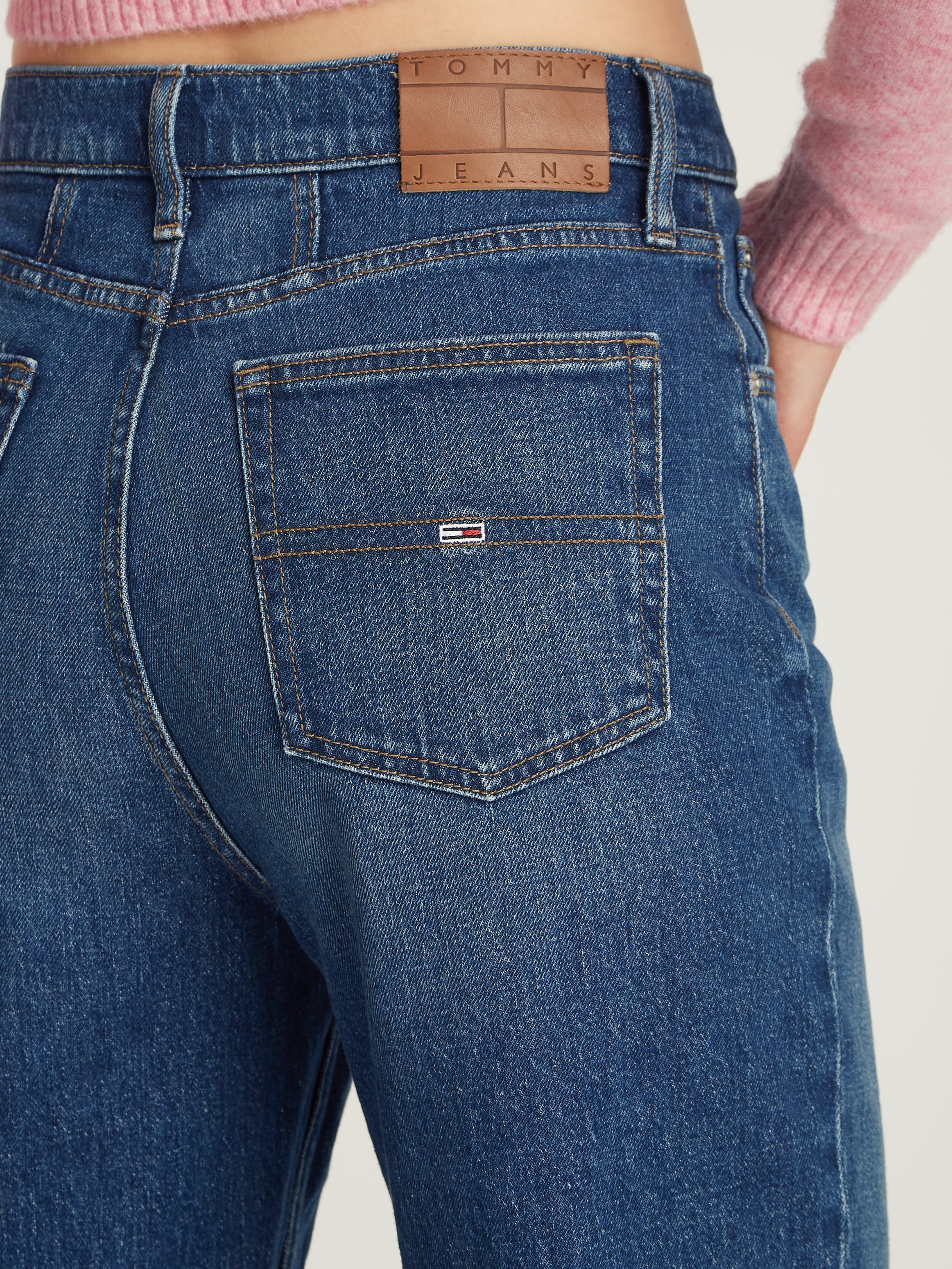 Tommy Jeans Mom-Jeans »Tommy Jeans - High waist - Mom-Jeans«, mit Logo-Stickereien