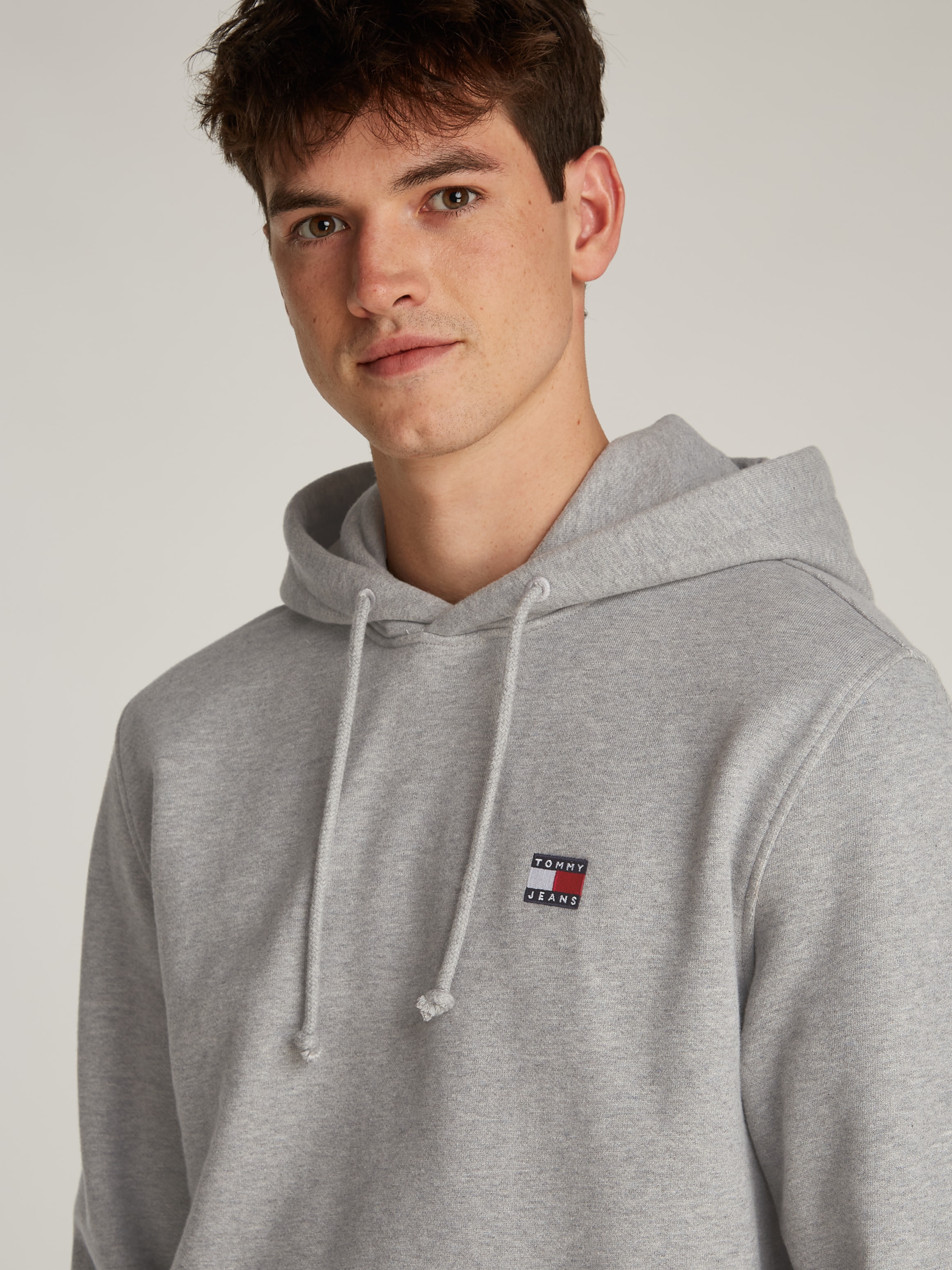 Tommy Jeans Hoodie »TJM REG BADGE HOODIE EXT«, Mit Rundhalsausschnitt