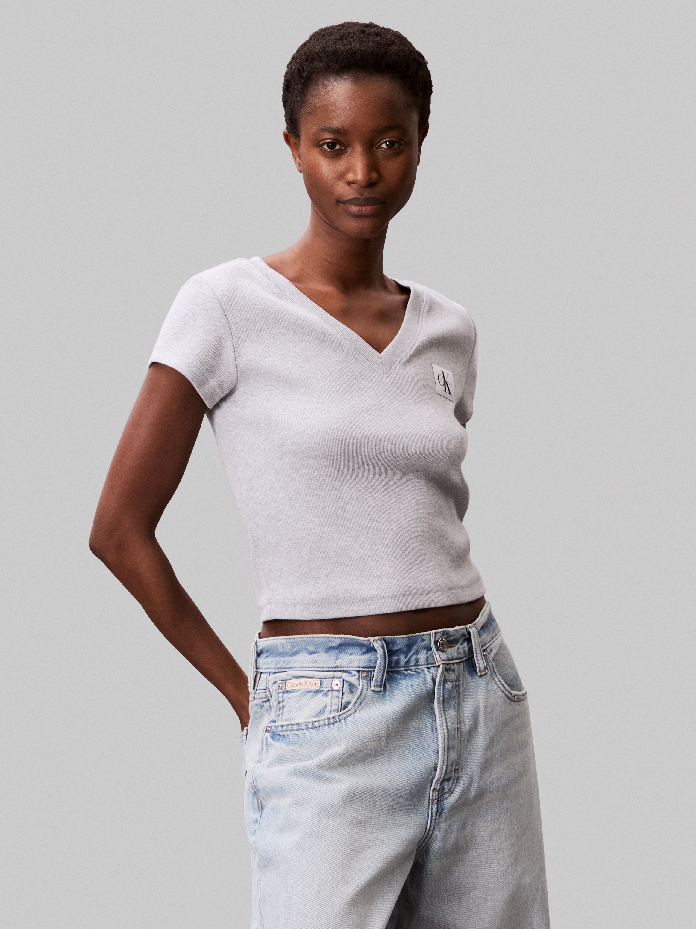 Calvin Klein Jeans T-Shirt "A- SS WOVEN LABEL RIB VNECK TEE", mit gewebtem günstig online kaufen