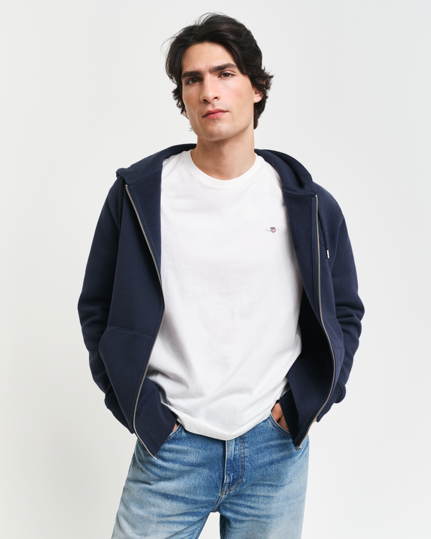 Gant Kapuzensweatjacke "EMBOSSED FULL-ZIP HOODIE", eine erhabene GANT-Grafikprägung auf der Brust