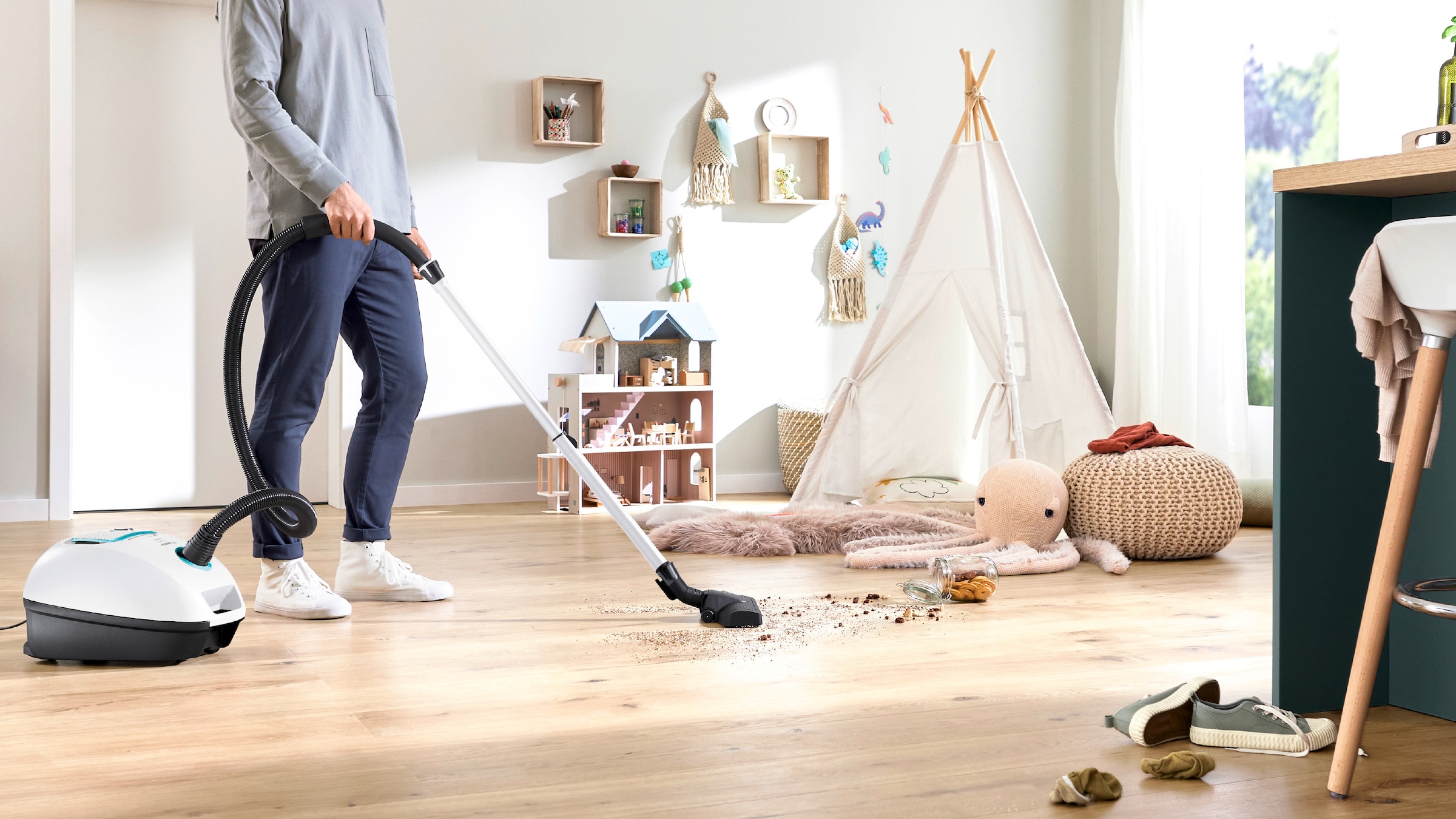 BOSCH Bodenstaubsauger »Serie 4 ProHygienic BGD41HYG, ideal für Allergiker, Hygiene-Filter«, 600 W, mit Beutel, 10 Jahre Motorgarantie, integriertes Zubehör, langes Kabel, weiß