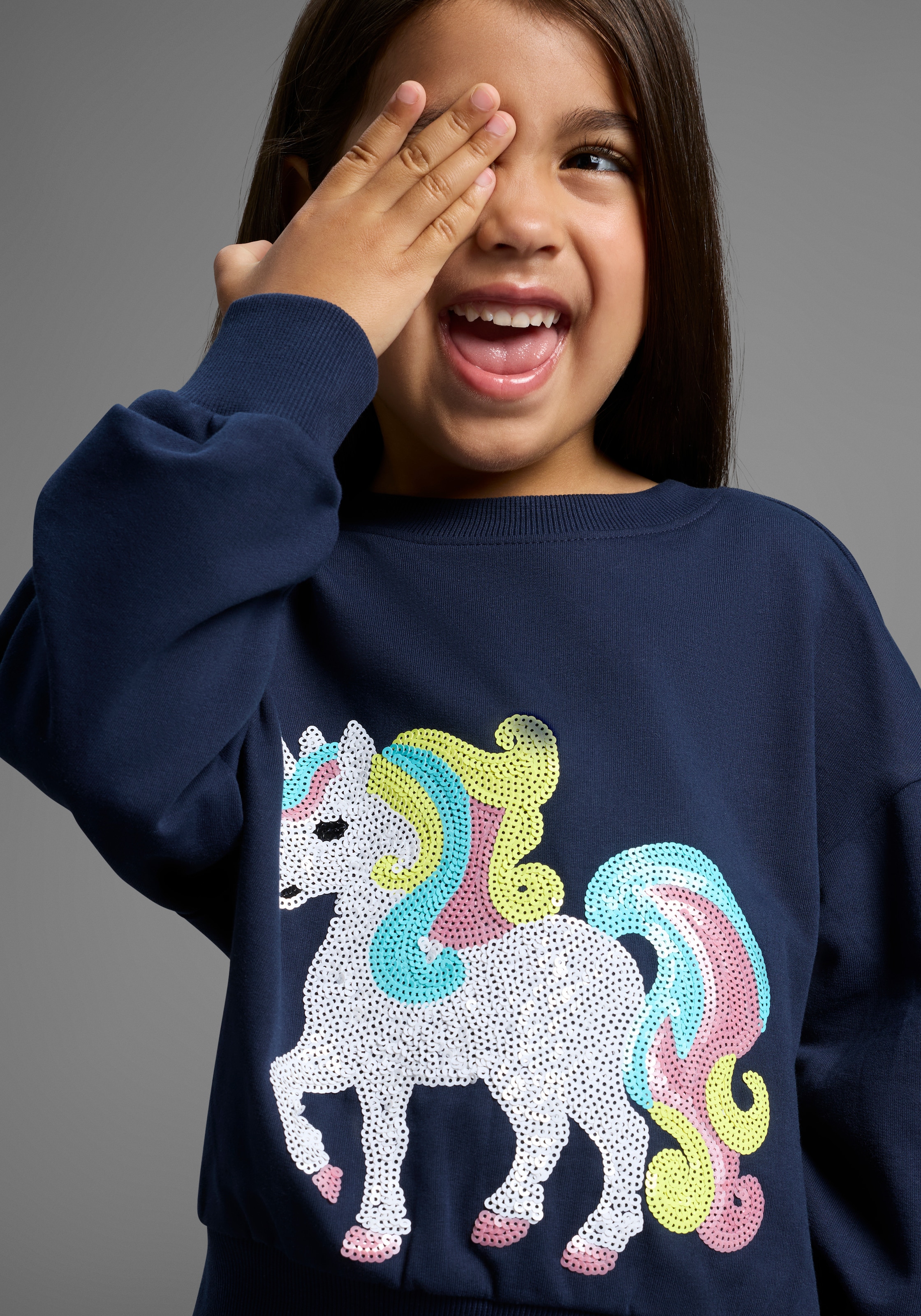 KIDSWORLD Sweatshirt »Einhorn-Applikation für kleine Mädchen«, Sweatshirt mit schimmernden Pailletten-Applikationen