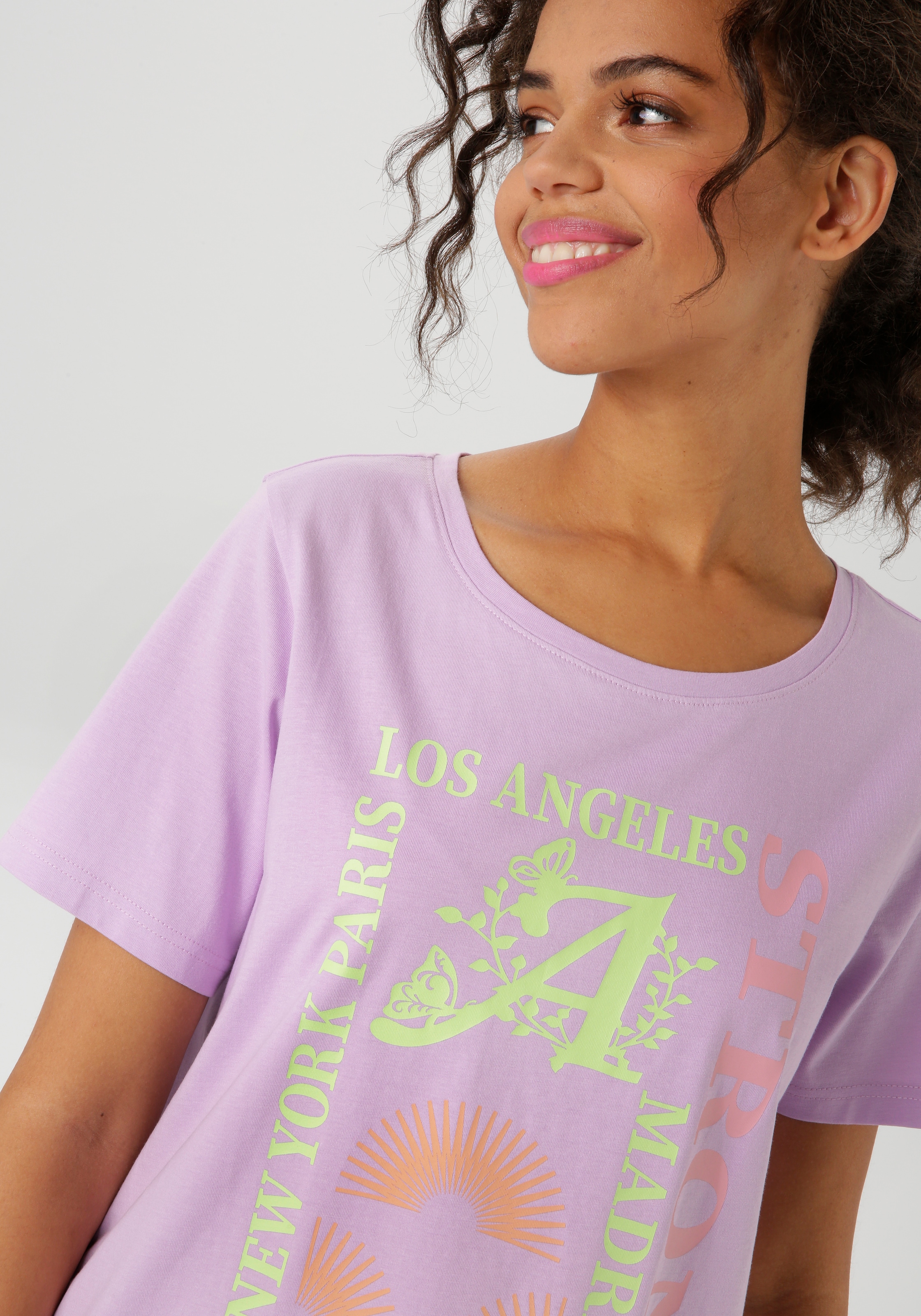 Aniston CASUAL T-Shirt, mit farbharmonischen Frontprint aus Foliendruck