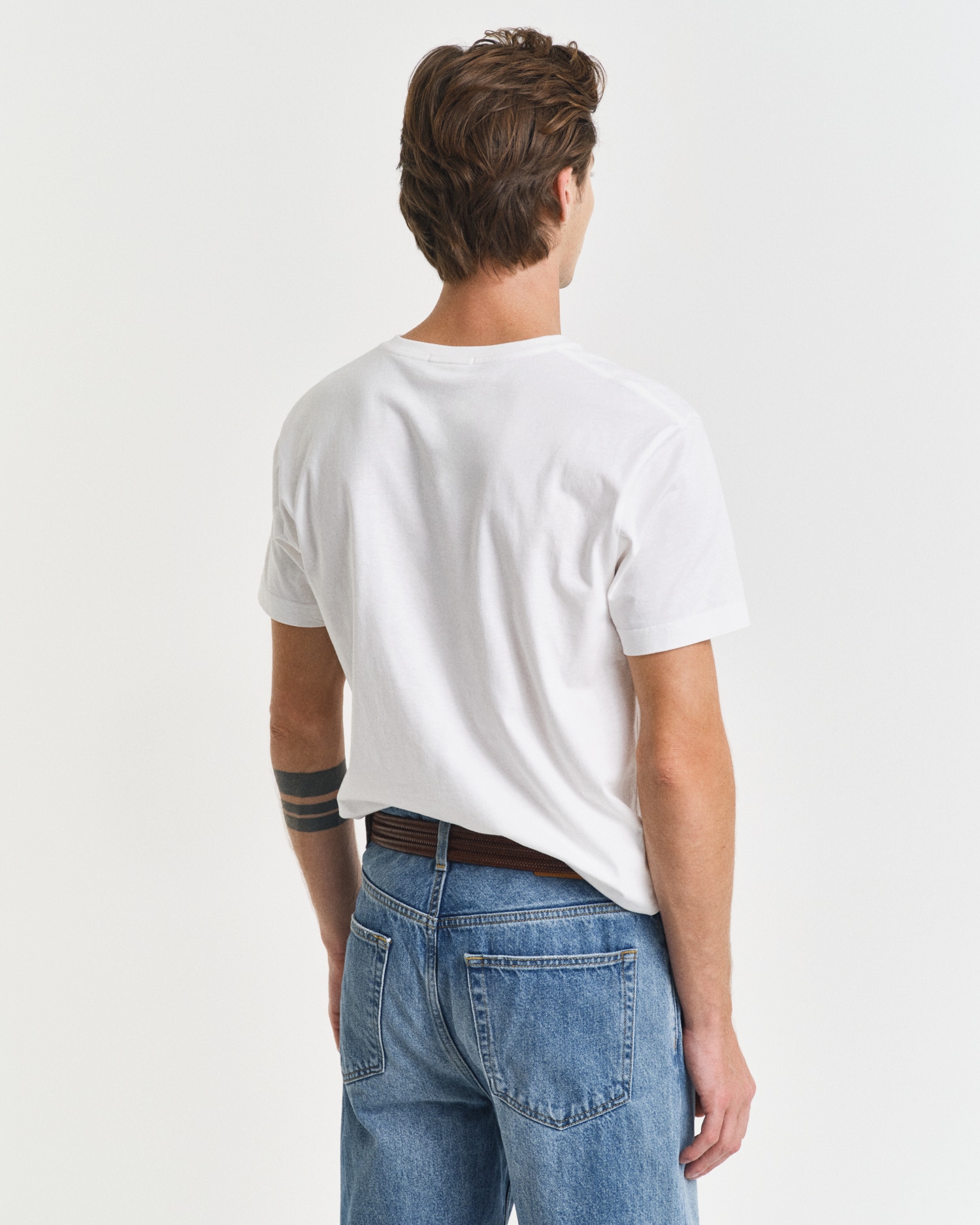 Gant T-Shirt »SLIM SHIELD V-NECK T-SHIRT«, mit einer kleinen Logostickerei auf der Brust