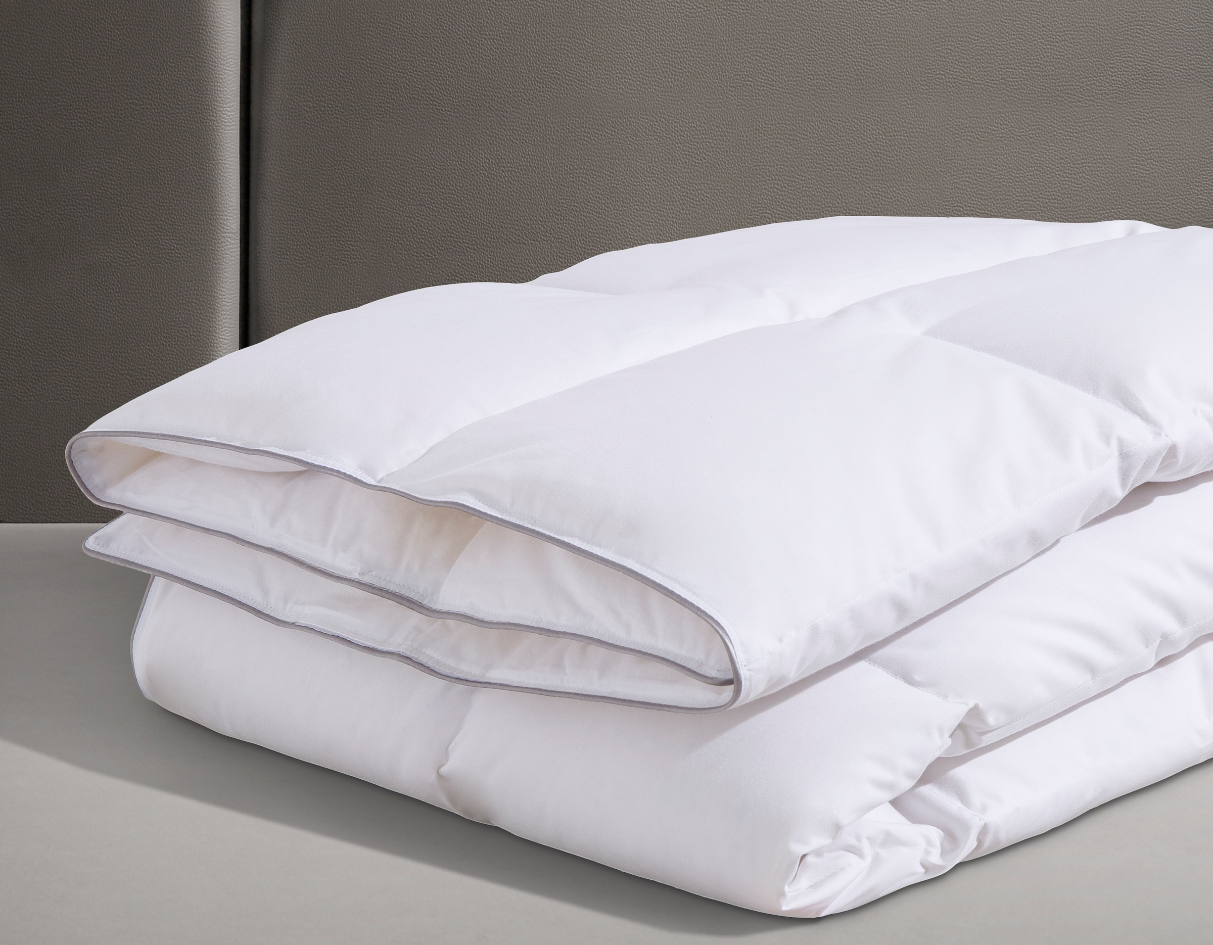 OBB Daunenbettdecke »Edition 125 Jahre, Bettdecken für Sommer und Winter, Ganzjahresdecke«. Füllung 90%Daunen, 10% Federn, Bezug 100% Baumwolle, Bettdecke 135x200 cm, 155x220 cm & weitere Größen, Made in Germany