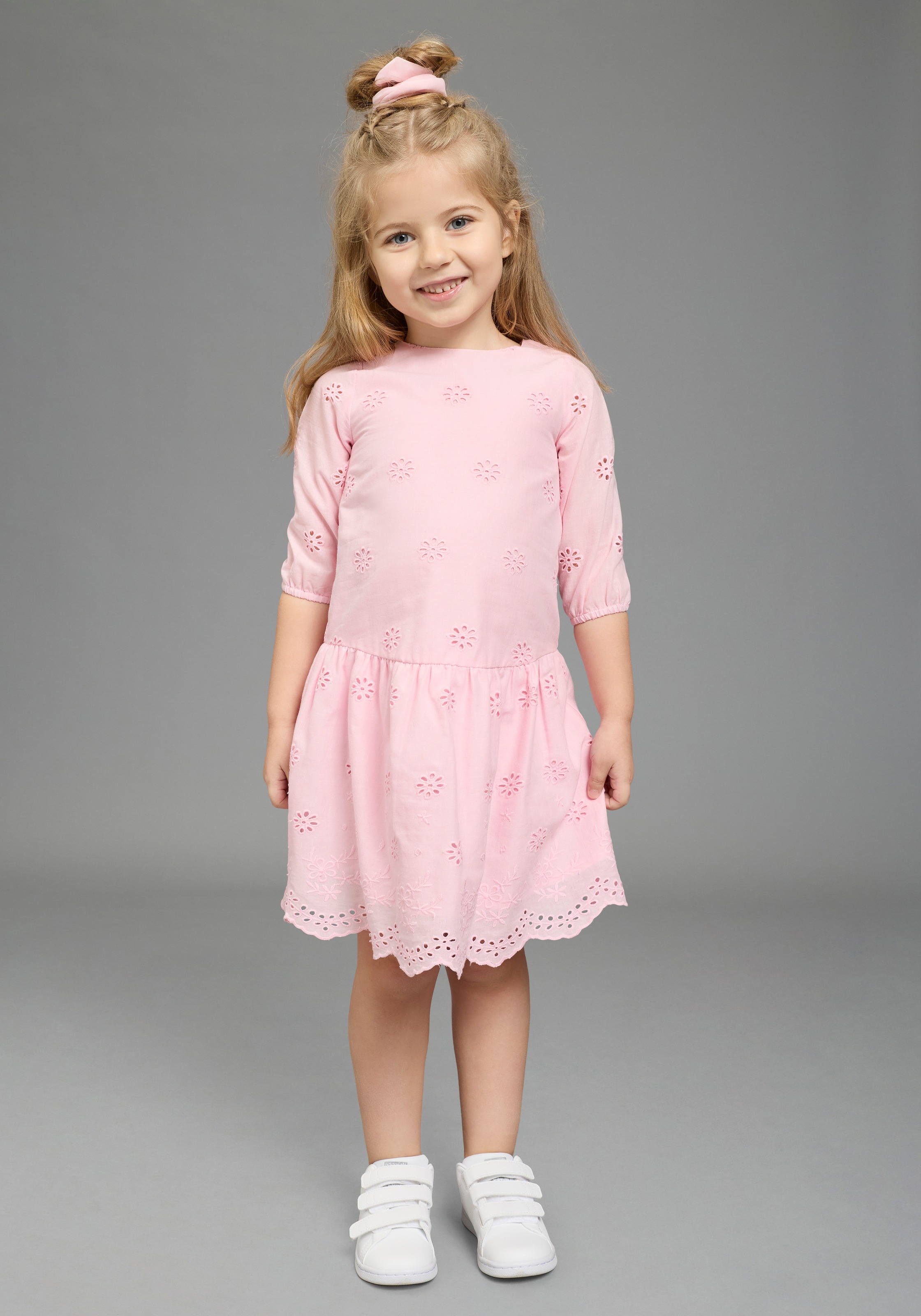 KIDSWORLD Spitzenkleid »Kleid mit Lochstickerei für Mädchen« aus Popeline und Web-Material, mit ausgestellter Passform