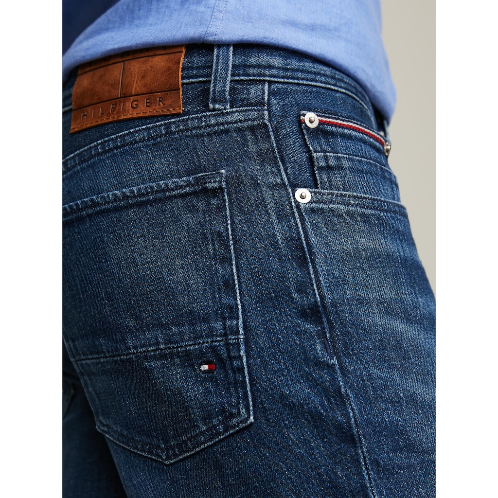 Tommy Hilfiger Jeansshorts »BROOKLYN SHORT STR«, Fade-Effekt vorne und hinten