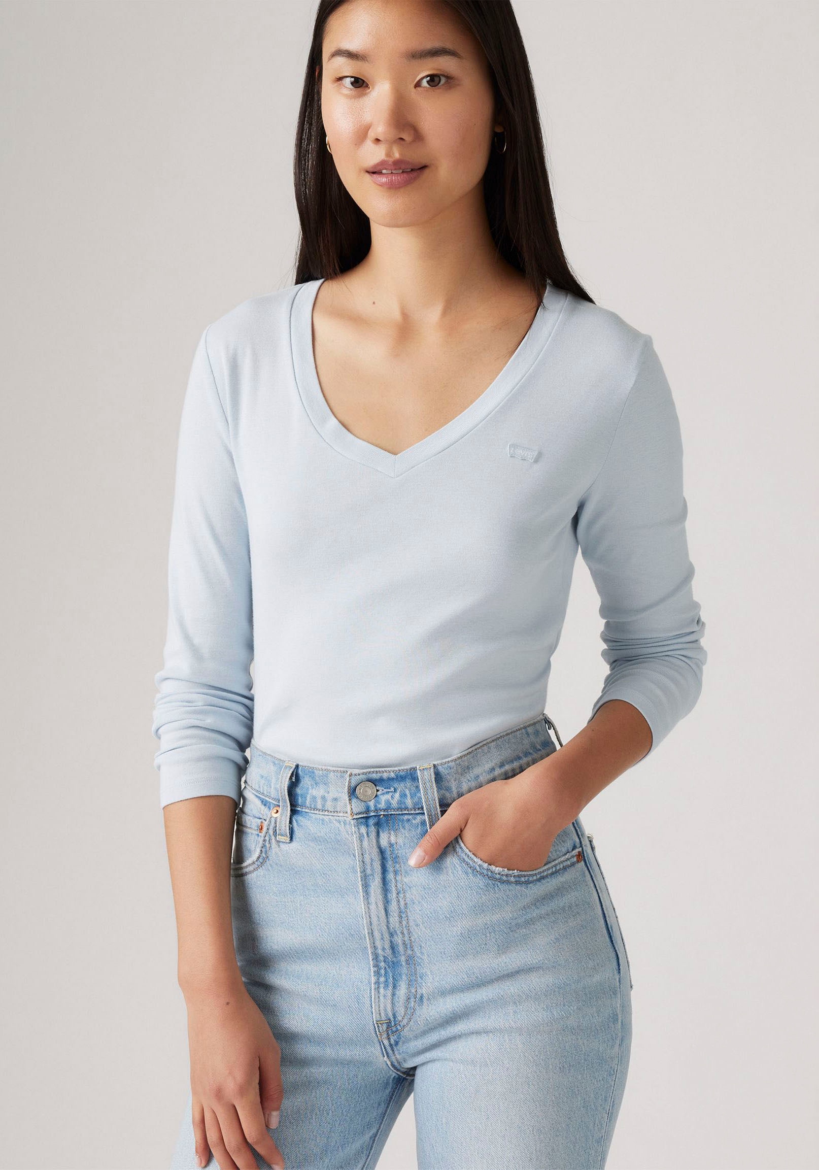 Levi's® Langarmshirt »ESSENTIAL HM LS VNECK«, mit Logo Stickerei