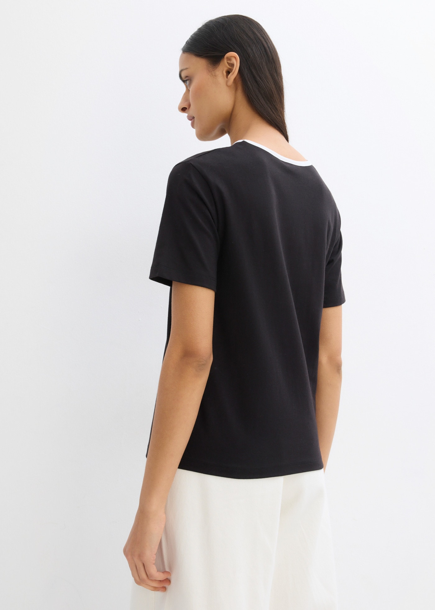 bonprix T-Shirt leicht definierte Passform, kontrastfarbiger Halsausschnitt