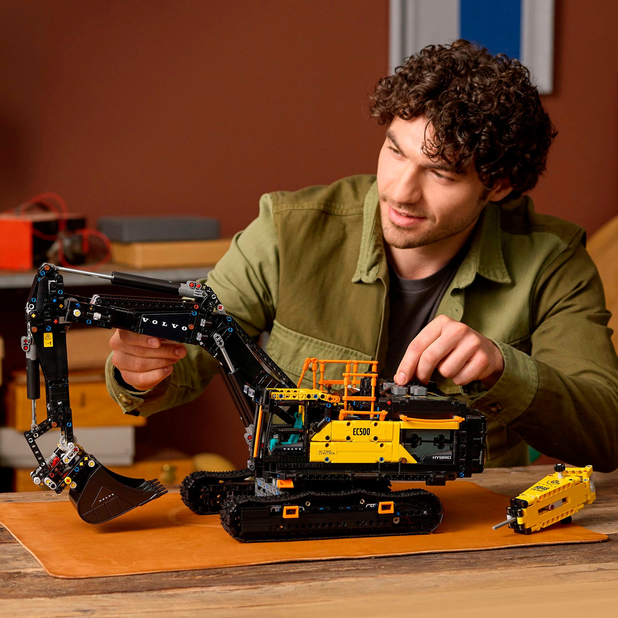 LEGO® Konstruktionsspielsteine »Volvo EC500 Hybrid Bagger (42215), LEGO Technic«, (2359 St.), Made in Europe