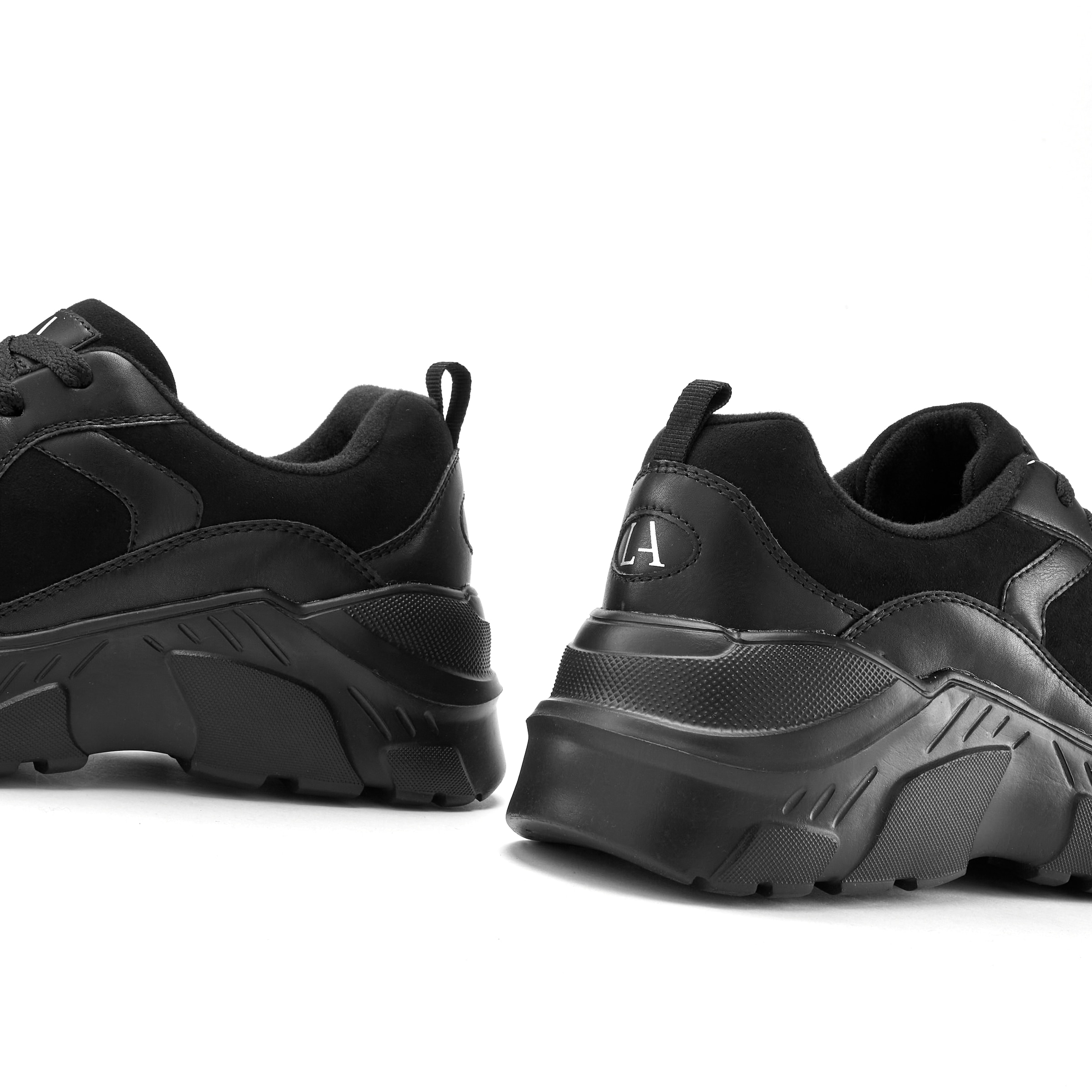 LASCANA Sneaker, Halbschuh, Sportschuh, leichte Chunky Sohle, weiche Innensohle VEGAN