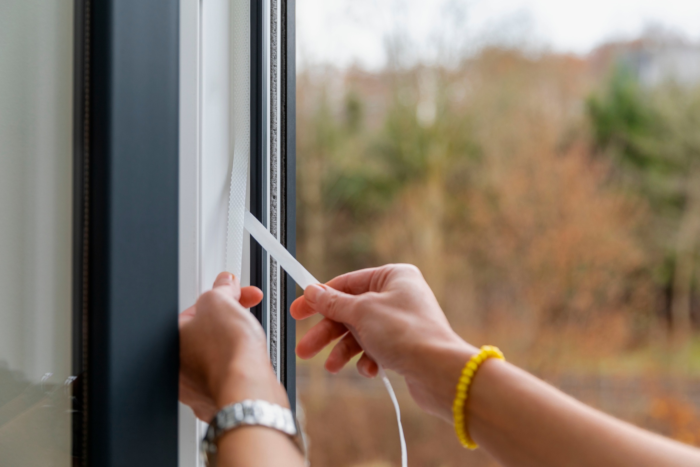 SCHELLENBERG Klett-Klebeband »Plus für Fliegengitter Fenster aus Polyester-, Fibergas- und Alugewebe«, Befestigungsband 5,6 m, individuell zuschneidbar, inkl. Montagezubehör